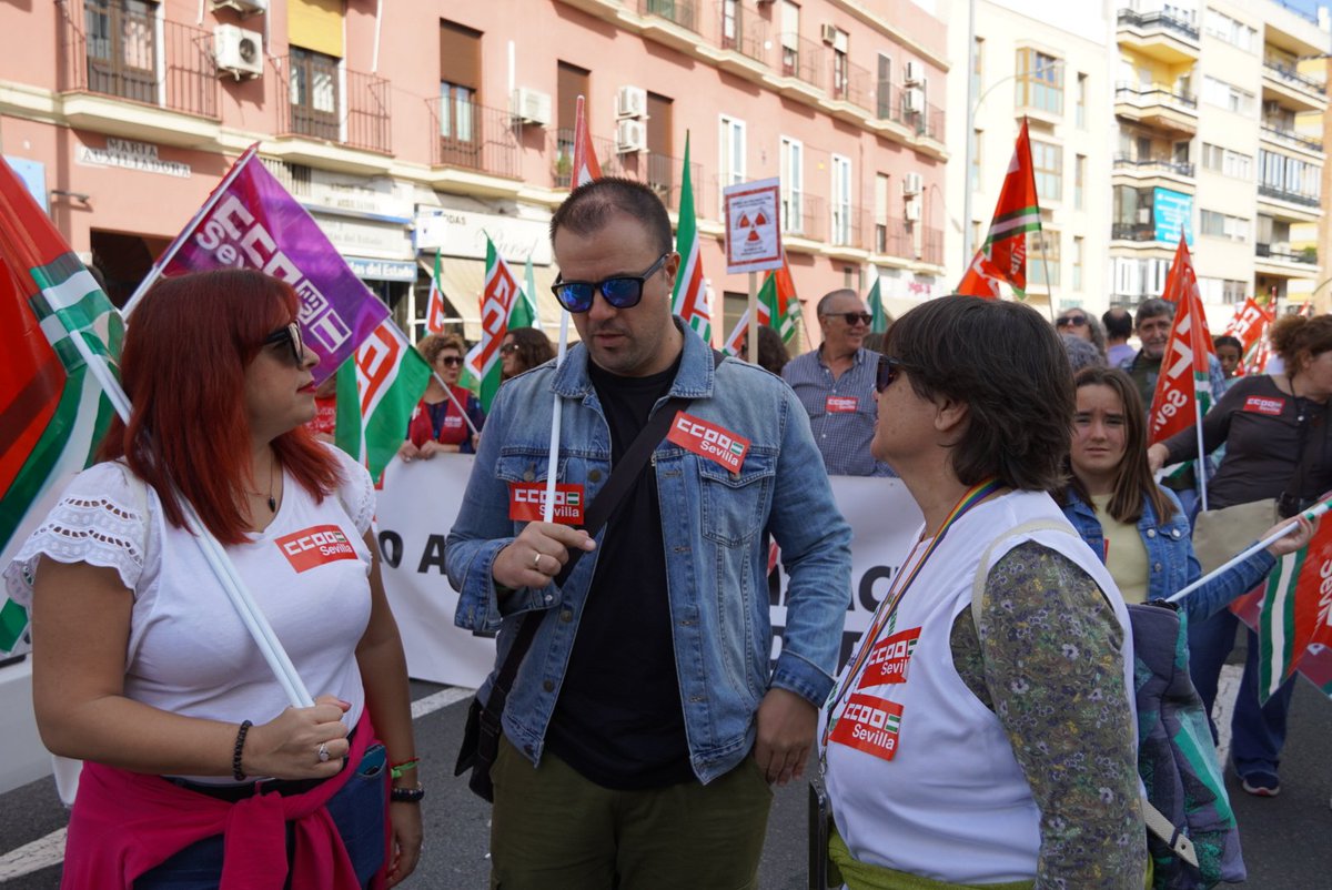 ccoosevilla's tweet photo. 🏥 #NosRobanLaSanidad28O | #Sevilla vuelve a ser un clamor en defensa del derecho universal a la #sanidadpública.

💪 Y las mujeres y hombres de @ccoo, como siempre, luchando por unos servicios públicos de calidad para toda la ciudadanía.

‼️¡La sanidad no se vende, se defiende! https://t.co/tIu2472REB