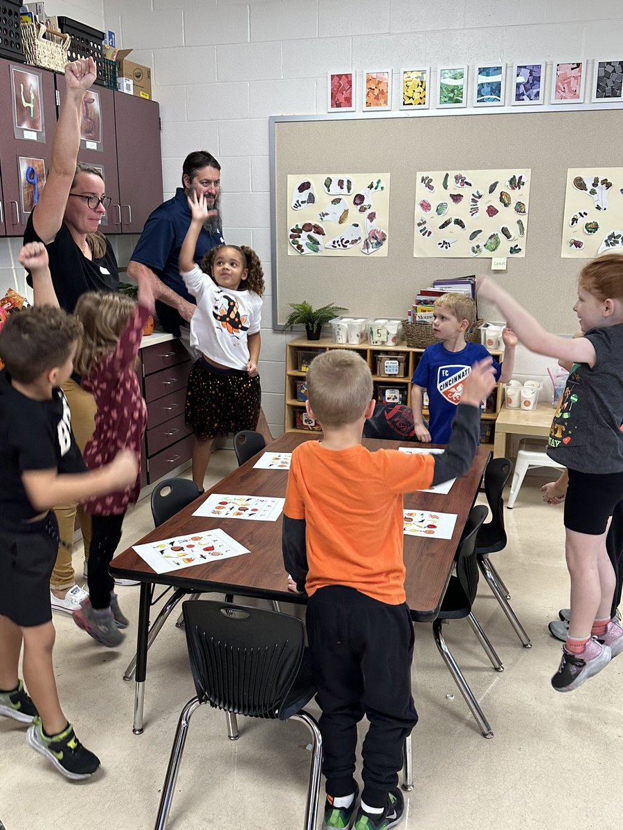 HarterKdg's tweet photo. Fall Party fun @WyandotECS https://t.co/Sl9b6iipwL