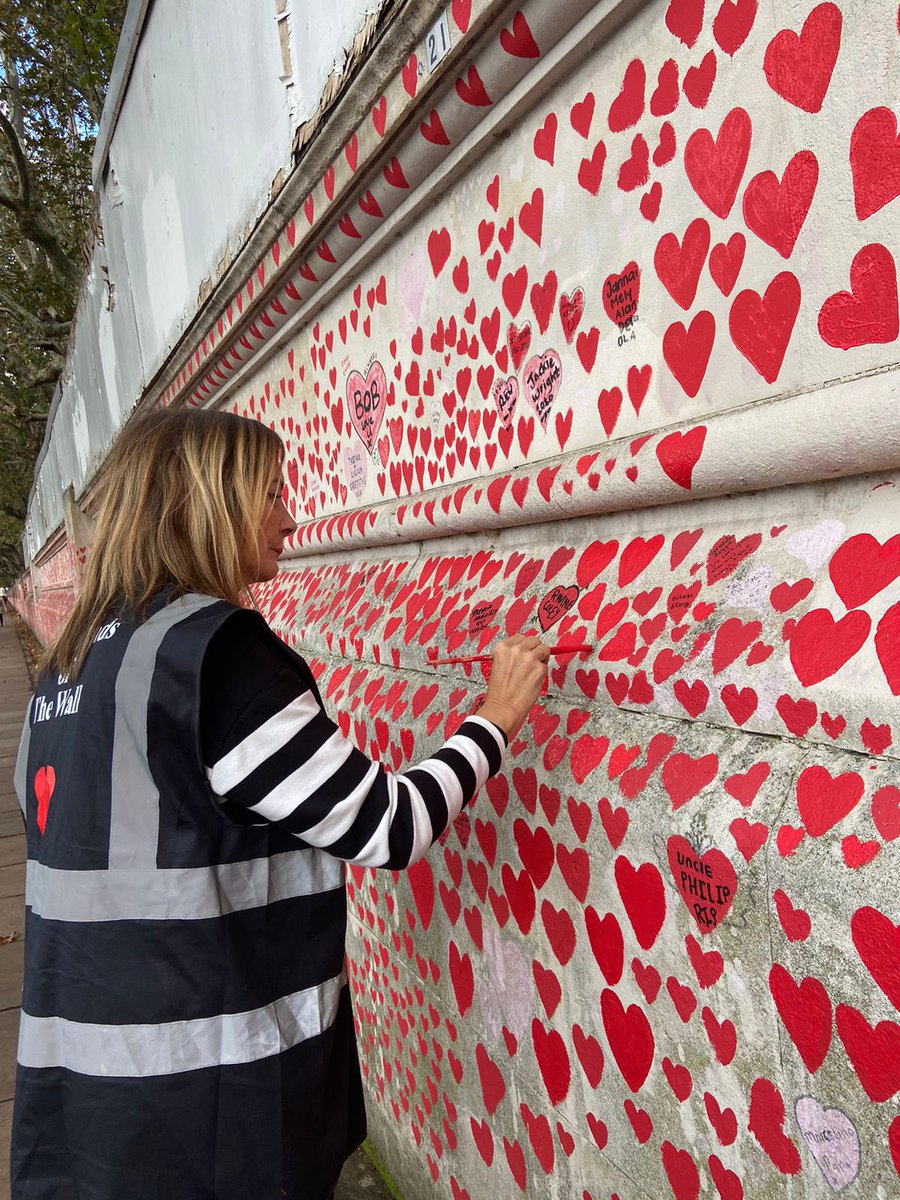 Janerch70's tweet photo. It was our pleasure to join the amazing volunteers at the @CovidMemorialUK with @Raymondg1969 yesterday. They do a great job looking after the wall and speaking to familes and other visitors who visit. Thank you ladies, we appreciate all that you do❤️ https://t.co/5QeyyRNJUZ