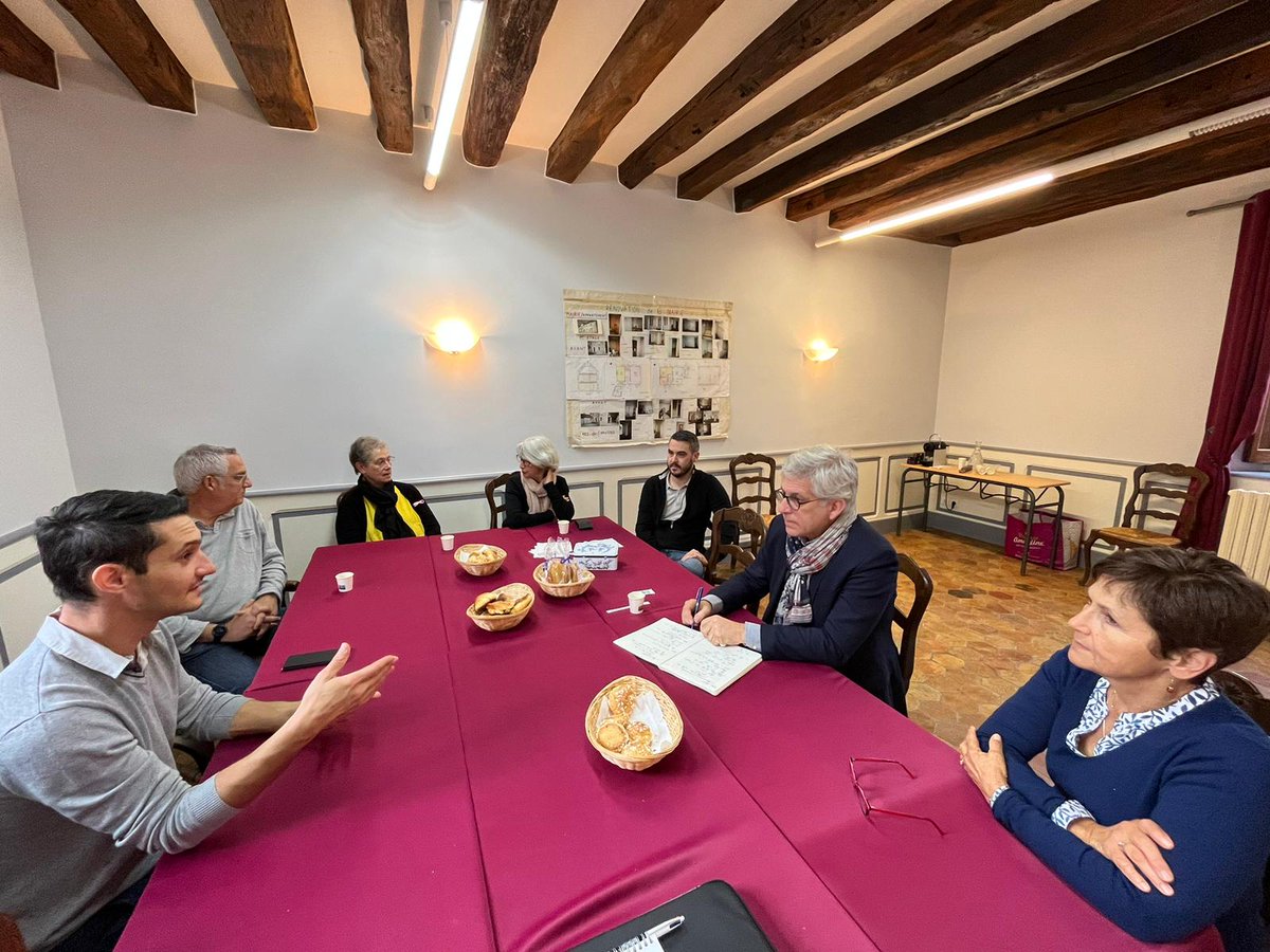fredvalletoux's tweet photo. Après #Rumont, j’ai rencontré Michaël Goué, maire de #Tousson et ses élus.
➡️ De beaux projets en terme de revitalisation du cœur de village dans cette commune de 400 hab., grâce à la réhabilitation d’anciens commerces pour réouverture.
#SurLeTerrain https://t.co/m3FHKmiCZH