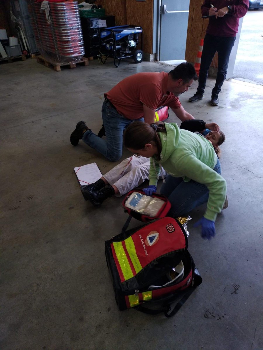 ProtecCivile35's tweet photo. đ| 35h pour devenir secouriste !
đ fĂ©licitations aux 17 citoyens qui viennent complĂ©ter les effectifs des sauveteurs au service de la population, que ce soit au sein des Ă©quipes de la @ProtecCivilefr ou bien auprĂšs dâautres structures, avec lâobtention du #PSE1
#illeetvilaine https://t.co/oISG3Hl5iF