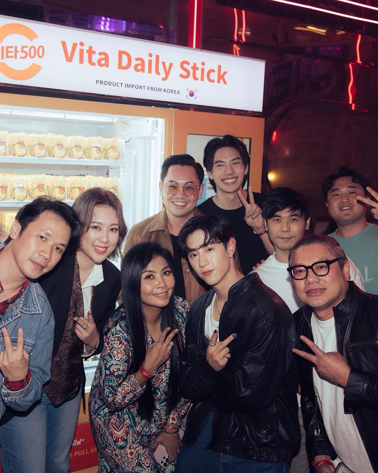 ItalianNoona's tweet photo. Max and Mark in the same photo????🤩🤩
I said when BamBam went to his club that I wanted interactions between Max and all the other Got7s 😏 and now I expect to see all my babies together🥹😜 #maxiiin_ #marktuan #got7_mark #maxnattapol #Got7 #MaxTul https://t.co/WdTmEhMfoy