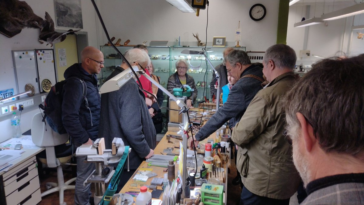 JohEberhardt's tweet photo. Besuch der Deutschen Gesellschaft für #Medaillenkunst bei der Berufsfachschule für Büchsenmacher und Graveure in #Suhl...
#dgmk #medal https://t.co/9h2kYcQbIQ https://t.co/9St5qy8zPF