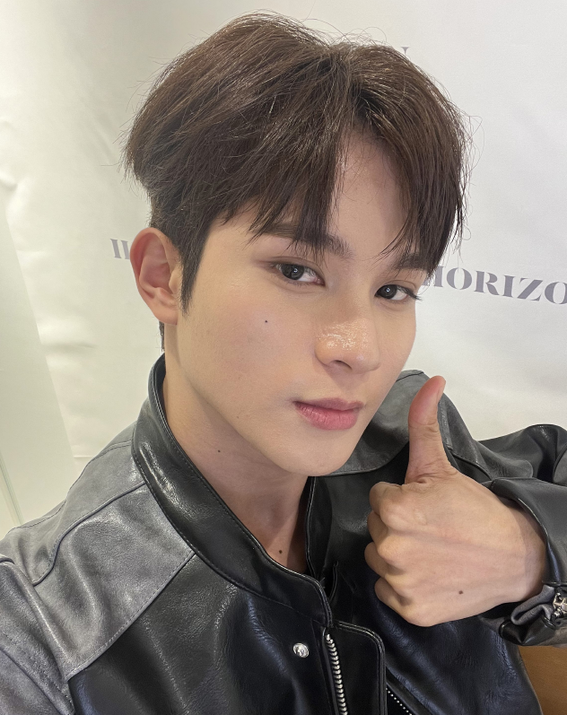 HORI7ON_twt's tweet photo. [🦊] Anchors Happy Day!!❤️
I hope you guys have a bright day, Our Sunshine!!✨
It was nice talking with you, anchors and I hope we made your day better.

#HORI7ON #호라이즌 #WINSTON #윈스턴 https://t.co/fQ5333ilz0