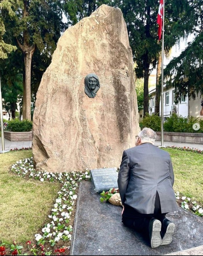 mustafarmagan's tweet image. Şükretsin ki kahkaha atılacak zamanda değiliz.
Annesinin mezarına "bir avuç karbon kaldı" diye gitmediğini söyleyen dışkısever ateist üstelik diz çökmüş kayanın önüne, tapınır gibi.
Tam bir sahtelik abidesisin Celal Şengör.