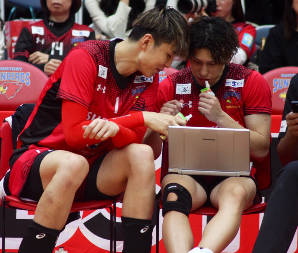 j_68i's tweet photo. 今年初のVリーグ観戦🏐
楽しみにしてた小野寺さんのHGデビュー戦、とっても最高でした🤍
VOMおめでとう🥹✨
サントのHG初めてだったけどファンの方々スタッフの方々皆様とっても親切で温かくて楽しかった🫶🏻

#小野寺太志 選手
#大宅真樹 選手
#サントリーサンバーズ https://t.co/kK543IJzcn