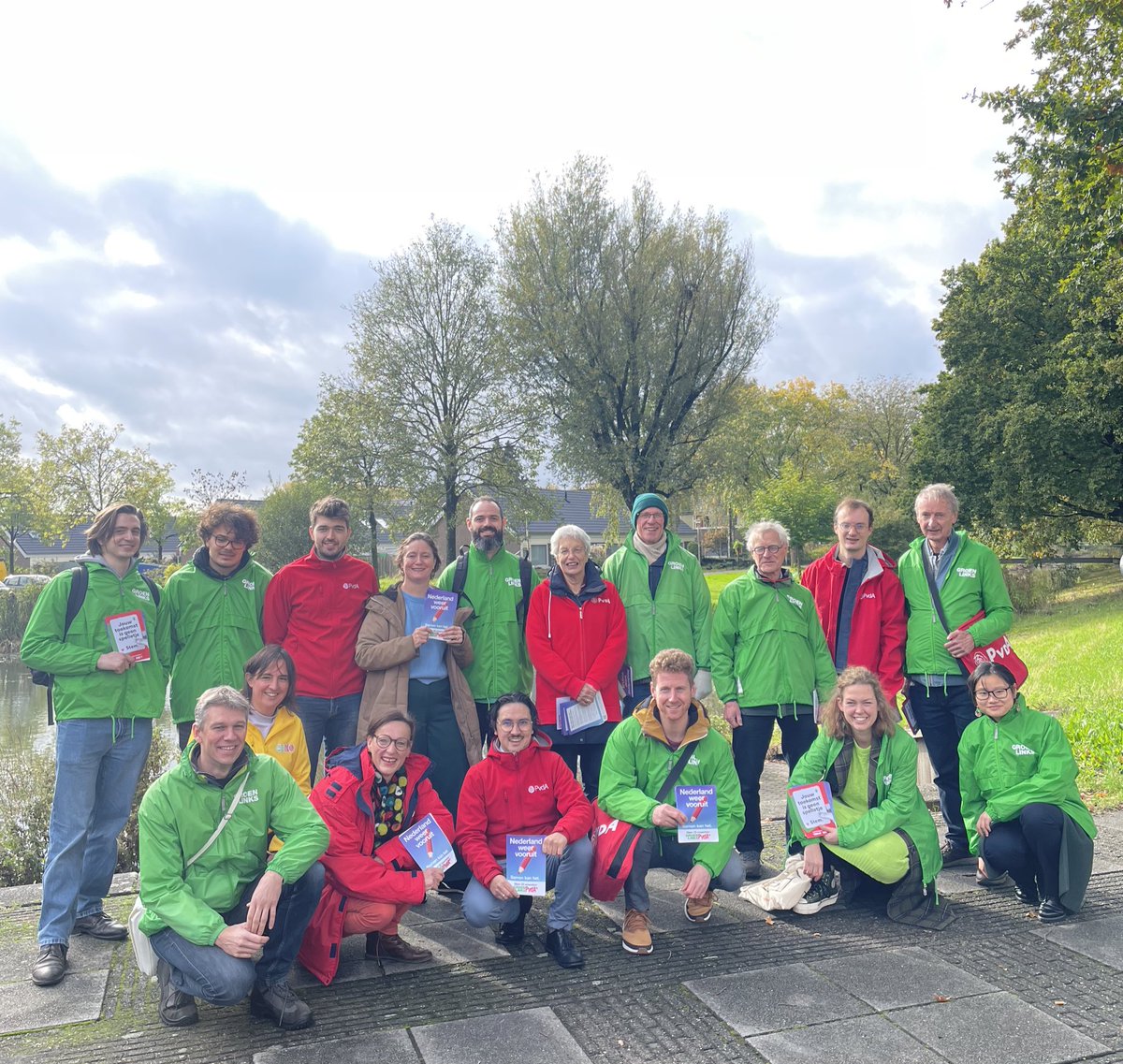 Klaar voor huis-aan-huizen in Amersfoort!

In gesprek over wat mensen raakt en beweegt in deze verkiezingen. Bestaanszekerheid en klimaat (groen breed) hoor ik tot nu toe veel terug. 
#samenkanhet 💚❤️