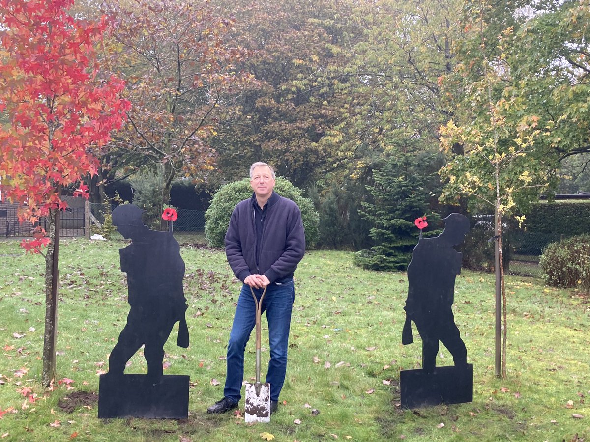 Put the fallen soldiers up outside #Ravenshead village hall this morning with fellow Borough Councillor, Martin Smith. Poppies going up this afternoon.