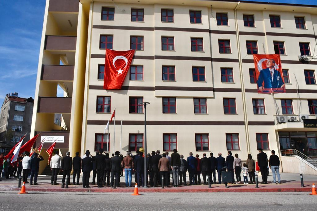 c_caybas's tweet photo. 29 Ekim Cumhuriyet Bayramı Çelenk Sunma Törenine ilçe protokolü, muhtarlarımız, vatandaşlarımız ve öğrencilerimizin katılımıyla Hükümet Konağı Atatürk Anıtı önünde icra edildi.

#Cumhuriyetimiz100Yaşında https://t.co/Oj8XMLQYpP