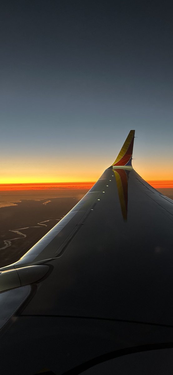 It’s a beautiful day for a sunrise with <a href="/SouthwestAir/">Southwest Airlines</a> 💙🧡