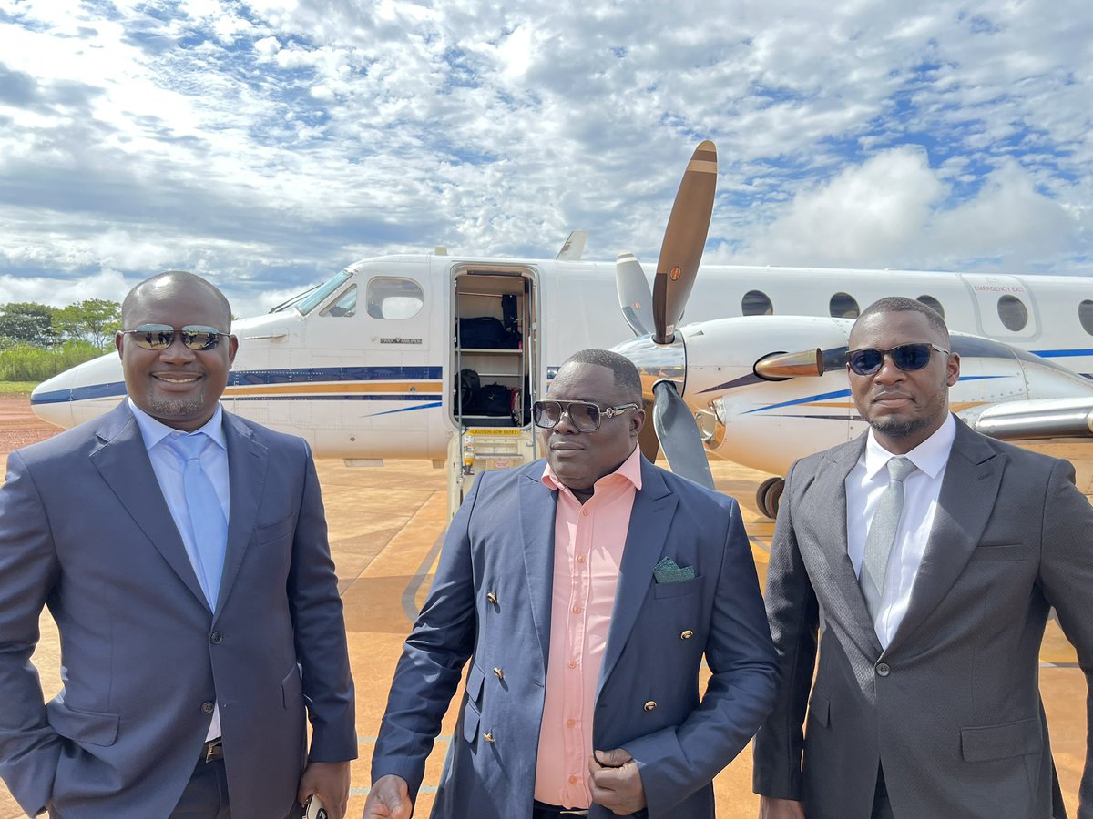 CongoKaribuni's tweet photo. Atterrissage à l’aéroport national d’Isiro-Matari d’une délégation de @KibaliGold conduite par @ArthurKabila , Directeur Général de la plus grande mine d’or d’Afrique. Objectif : Accueil de Premier Ministre @LukondeSama  qui visite la mine ce dimanche 29 Octobre. Karibu kwetu🙏 https://t.co/LVoVc5qGnX
