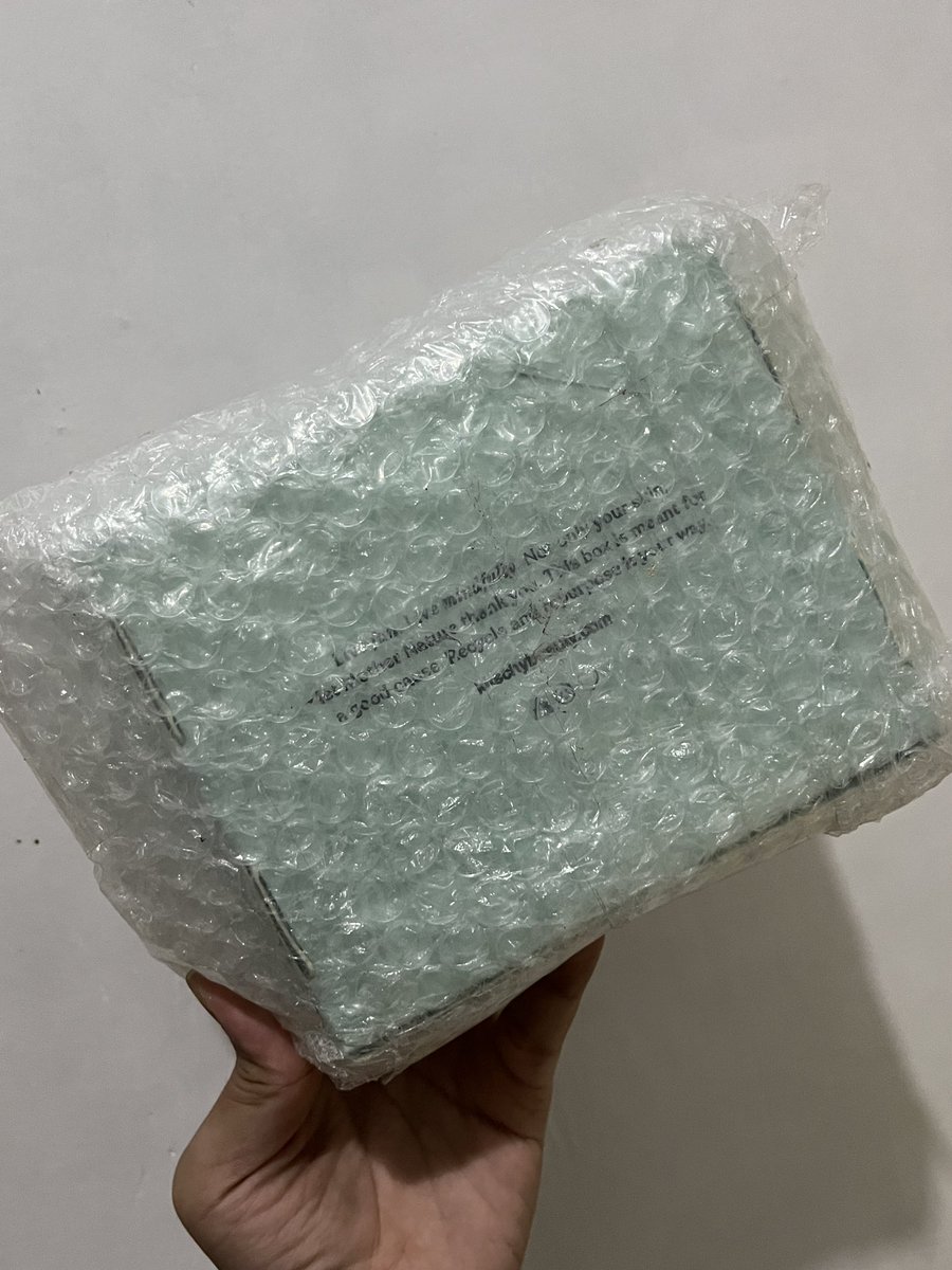 ciplz's tweet photo. WTS 
parfum Kitschy Feels extrait de perfume - GOLDEN HOUR 50 ml
baru bgt belum dibuka segelnya, belum unboxing paket. beli di official shop shopee
aku jual 250k. open trade juga buat kitschy yg day dream

tag #wts #wtb #zonauang #parfum #kitschy #lapakcot https://t.co/0A4uTSQLgq