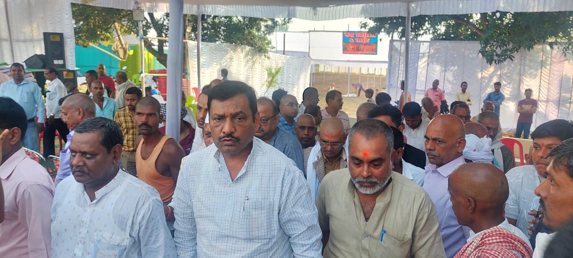 INCBihar's tweet photo. कांग्रेस पार्टी के वरिष्ठ नेता एवं पूर्व मंत्री,बिहार सरकार,स्व.श्री अर्जुन मंडल जी के श्राद्धकर्म में बिहार प्रदेश कांग्रेस अध्यक्ष सह राज्य सभा सांसद डॉ @akhileshPdsingh जी सम्मिलित हुए एवं उनकी स्मृति चित्र पर पुष्प अर्पित कर उन्हें भावपूर्ण श्रद्धांजलि अर्पित की। https://t.co/JajKjk294g