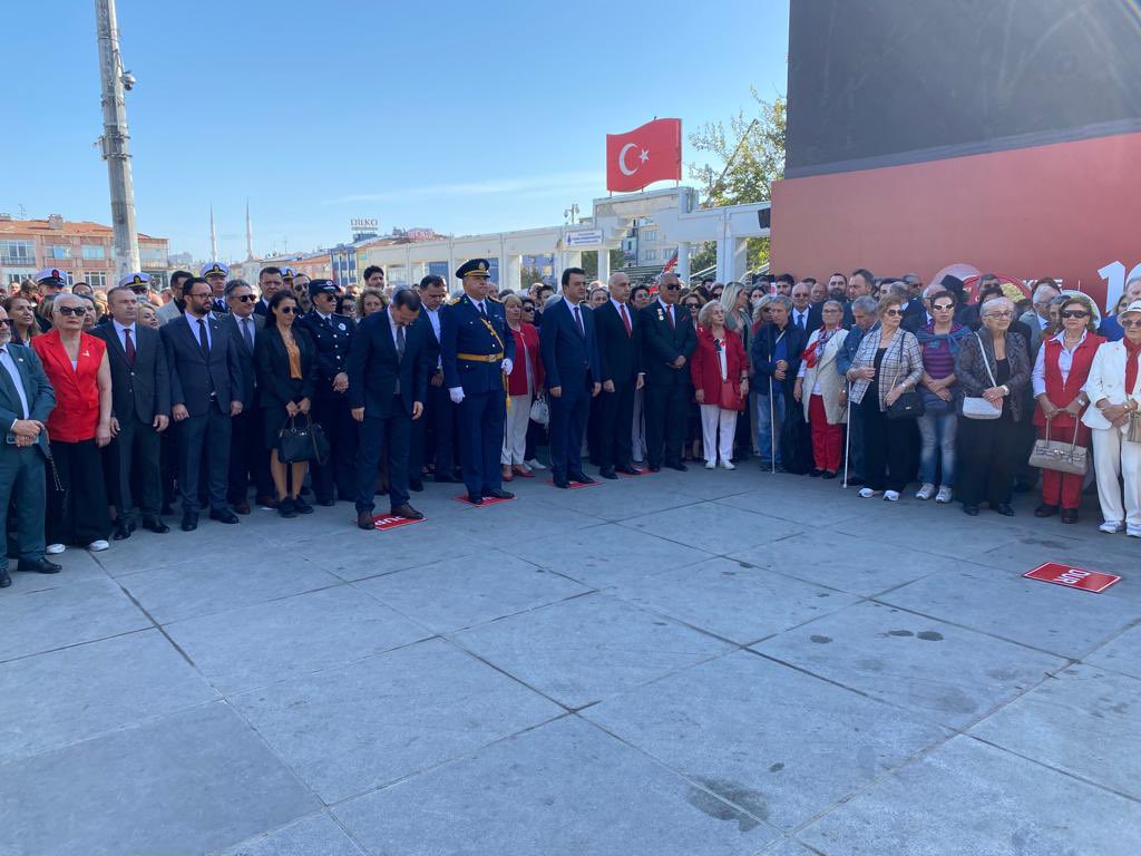 🇹🇷Cumhuriyet Bayramının 💯. Yılı nedeniyle Atatürk Anıtına Çelenk Sunma Töreni, Kaymakamımız Sn. Abdullah Köklü ve ilçe protokolünün katılımıyla gerçekleşti.

<a href="/Yusuf__Tekin/">Yusuf Tekin</a> <a href="/abdullahkoklu/">Abdullah Köklü</a> <a href="/MucahitYentur/">Murat Mücahit Yentür</a> <a href="/cepni6144/">M.Fatih Çepni</a>