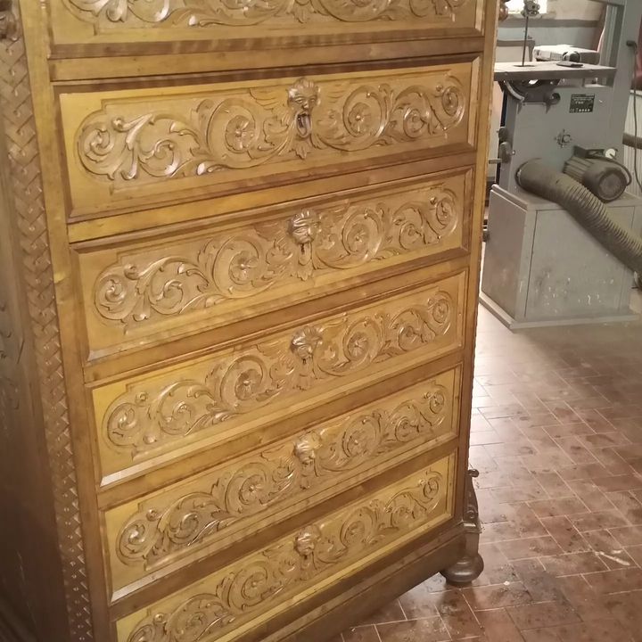 🇮🇹 Cassettone fine ottocento 
🇬🇧 Chest of drawers eighteen century
#ottocento #ottocentoitaliano #legno #settimanale #cassettiera #antique #antiquariato #lucidatura #lucidaturamobili #mobilephotogr...