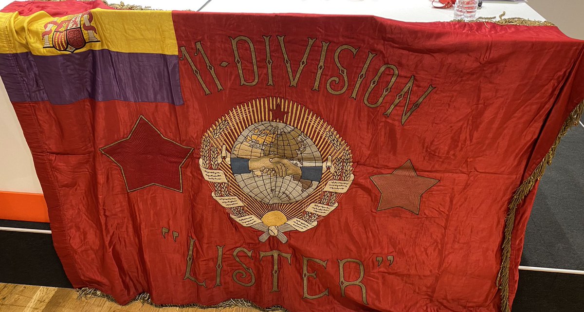 2. Tag am Kongress in Barcelona, die katalanischen Kameradinnen brachten ihre Ehrenfahne mit. Ein Original aus dem spanischen Bürgerkrieg, die Fahne war in der Schlacht um Guadalajara mit dabei.