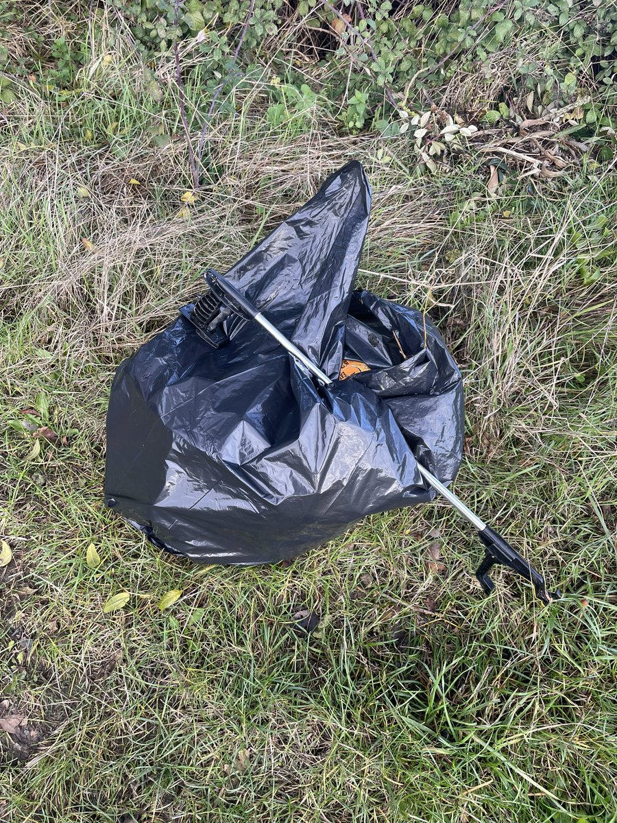 robjewers's tweet photo. Litter picking and clearing fly-tipping this morning. Litter and dumped builders rubble blocking ditches in mid #Suffolk #takeithomewithyou #lovewhereyoulive @KeepBritainTidy @ButterflyerMark @cutlerstom @CourtlandsFred @MidSuffolk https://t.co/5swI1qXYuR