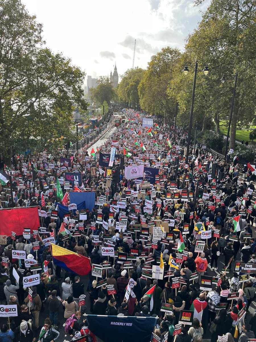 And we’re off! You can still join the march from Victoria Embankment 🇵🇸 

#CeasefireNOW