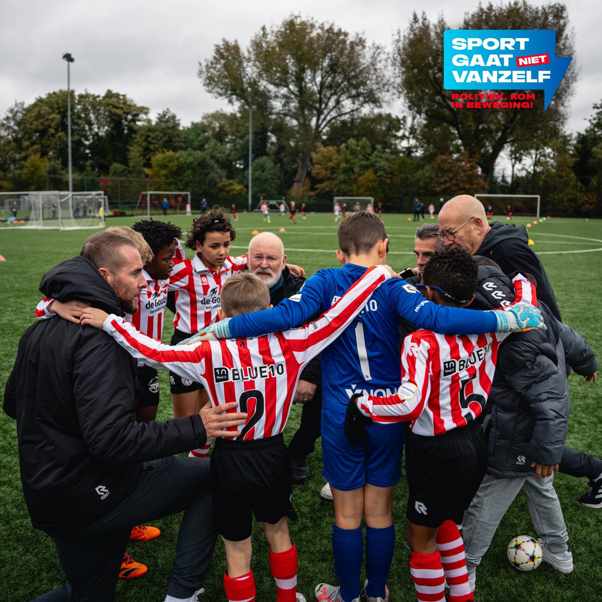 Stay tuned voor #sportgaatnietvanzelf! Trainer-coach @NathanRutjes1 staat met @F__Timmermans langs de lijn bij Sparta O9. In deze editie stelt Nathan hem, namens 10 miljoen sporters de hamvraag: “hoe komt de politiek voor Nederland in beweging?” #TK2023 @KNVB