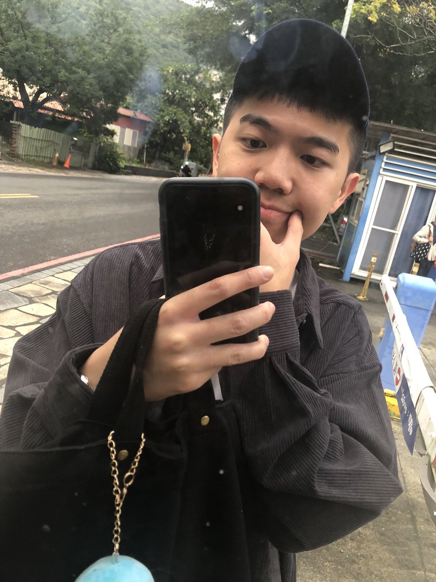 昨天喝到凌晨三點，今天面露疲態😅