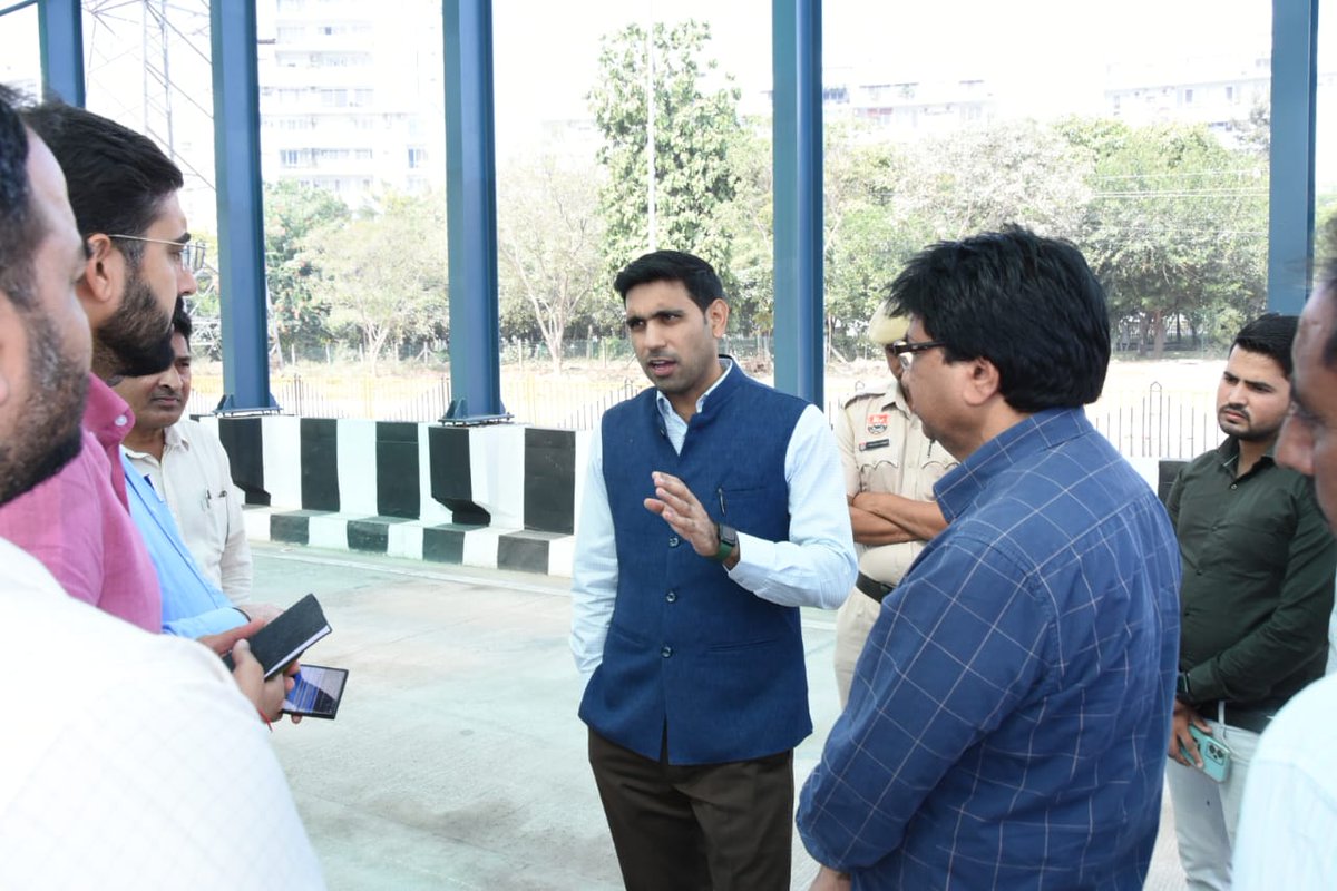 diprogurugram1's tweet image. #GoodNews 
🎙️ गुरुग्रामवासियों के लिए अच्छी खबर। वाटिका चौक अंडरपास बनकर तैयार है और जल्द ही इसे आवागमन के लिए खोल दिया जाएगा। 
🎙️ डीसी श्री निशान्त कुमार यादव ने आज अंडरपास का निरीक्षण किया और इसे आरम्भ करने के लिए सम्बंधित एजेंसियों के अधिकारियों को आवश्यक निर्देश दिए।…