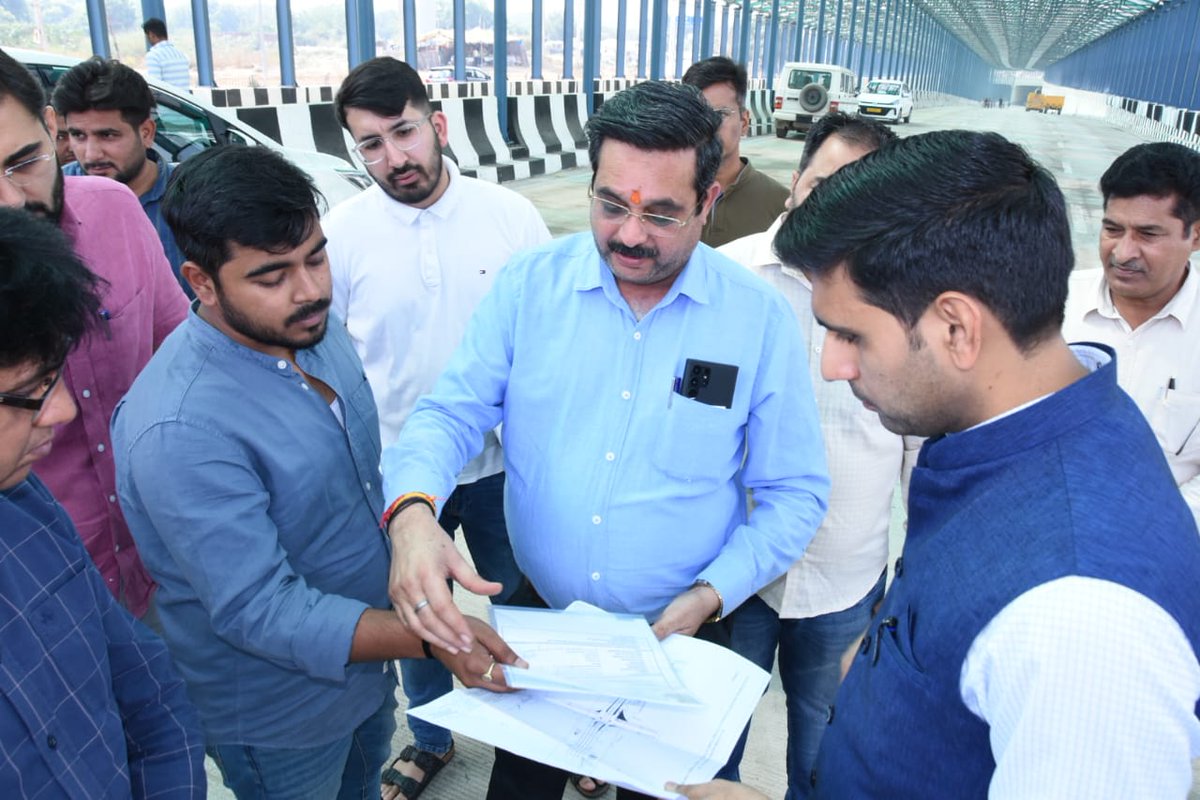 diprogurugram1's tweet image. #GoodNews 
🎙️ गुरुग्रामवासियों के लिए अच्छी खबर। वाटिका चौक अंडरपास बनकर तैयार है और जल्द ही इसे आवागमन के लिए खोल दिया जाएगा। 
🎙️ डीसी श्री निशान्त कुमार यादव ने आज अंडरपास का निरीक्षण किया और इसे आरम्भ करने के लिए सम्बंधित एजेंसियों के अधिकारियों को आवश्यक निर्देश दिए।…