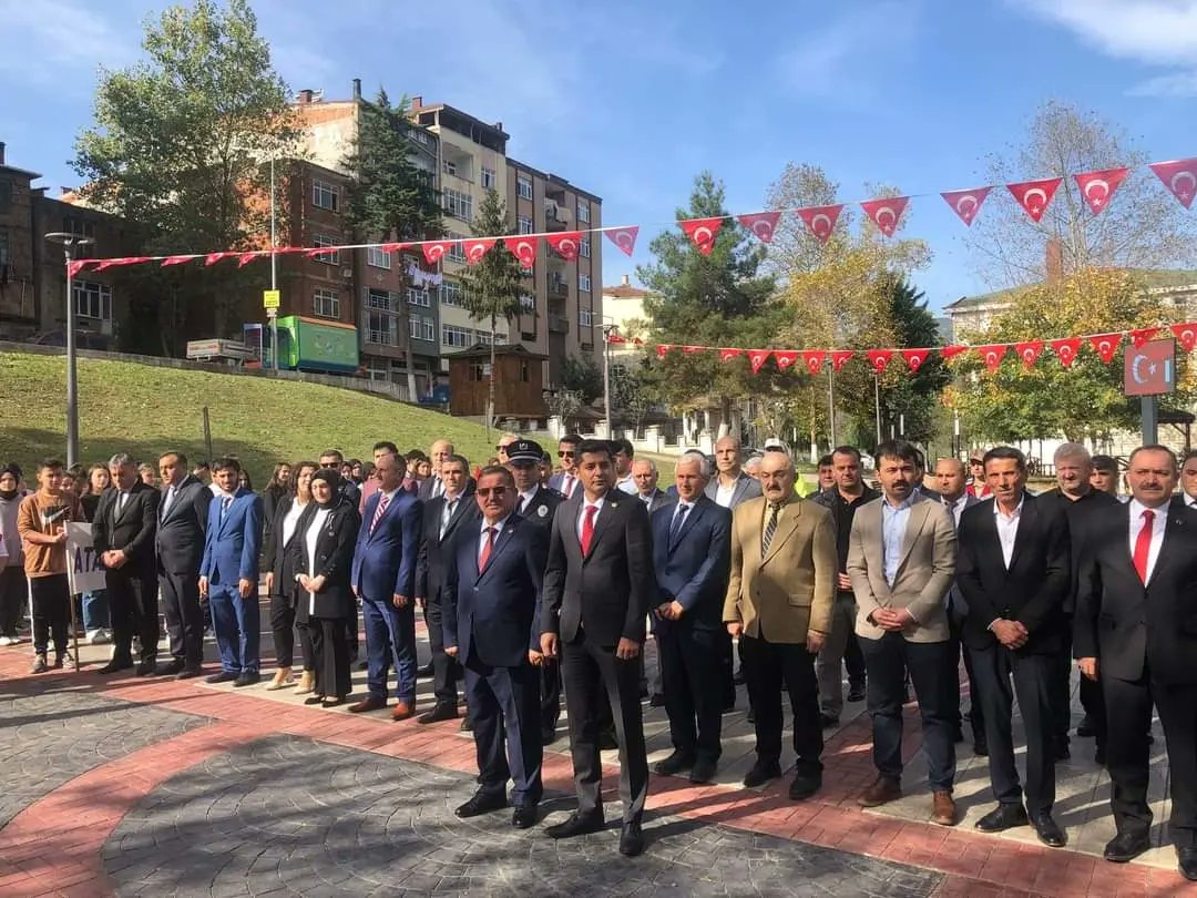52_bakar's tweet photo. 29 Ekim Cumhuriyet Bayramı’mızın 100. yıl dönümü münasebetiyle düzenlenen çelenk sunma törenine katılım sağladık. 🇹🇷

Cumhuriyetimizin kurucusu Gazi Mustafa Kemal Atatürk ve silah arkadaşları başta olmak üzere tüm şehitlerimizi rahmet, şükran ve minnetle anıyorum. https://t.co/wEKZM41Y9M
