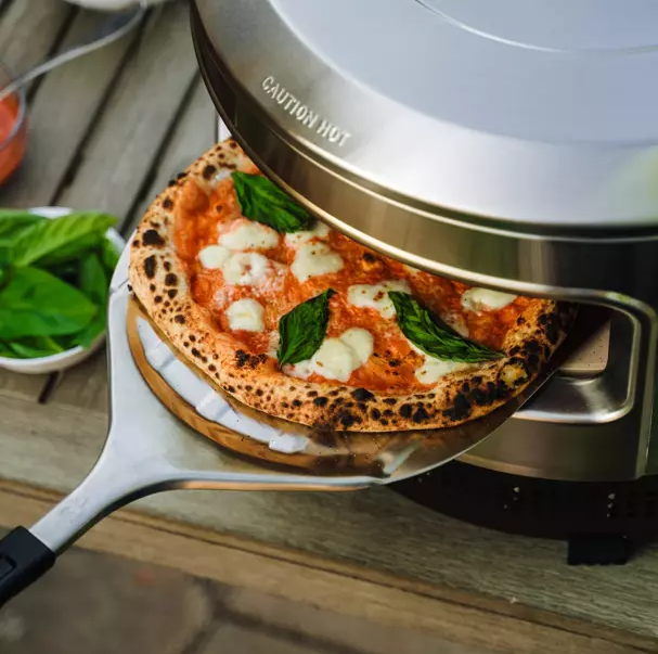 UpperLakesFoods's tweet photo. 🚨 Fall Food Show Giveaway Alert! Pi Prime Pizza Oven from Solo Stove. Powered by propane fuel, Pi Prime heats up in 15 minutes, delivering crispy pizzas in as little as 90 seconds. You'll be a backyard pizza artisan in no time. More giveaways here: https://t.co/ETN6s6QdP1 https://t.co/iM4srUWTPb
