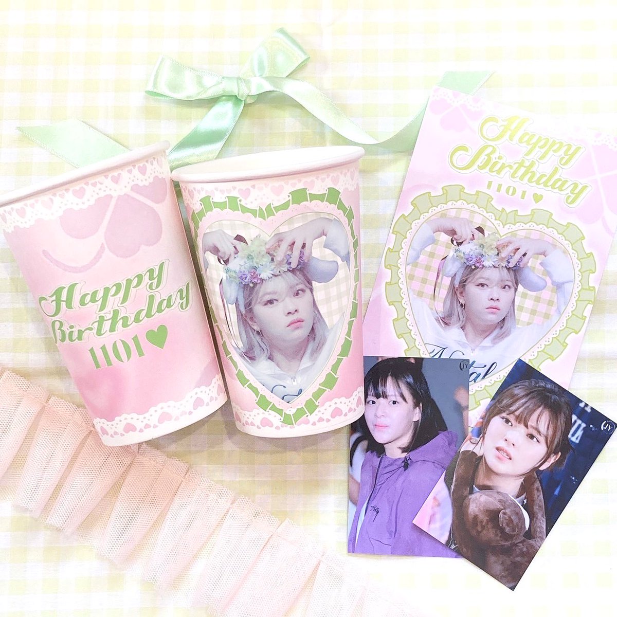 yolumlovesyou's tweet photo. #TWICE #ジョンヨン さん
お誕生日カフェ💚
@yoostagram 様
カップと特典は配布開始いたしたしました
💚カップ
💚フォトカード2枚
➕ポストカード
10/31💚11/1全面装飾
💚ケーキ
💚お名前クッキー
 #TWICE #트와이스 #정연 #ジョンヨン #JEONGYEON #TWICE https://t.co/tuLuN9BrWR