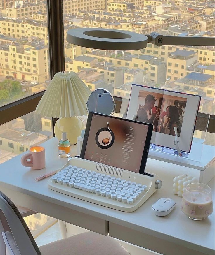 elleisstudying's tweet image. [ restarting ] 

greetings, i’m elle!

 #studytwt  #studytwtph

➤ here to find school tips &amp;amp; friends!

 ⚖️ political science freshman 
✨ she/her • intj • libra • 05' 
 💛 interest: psychology, politics, music, writing, books, kpop 

♡/↺ to be moots &amp;lt;3