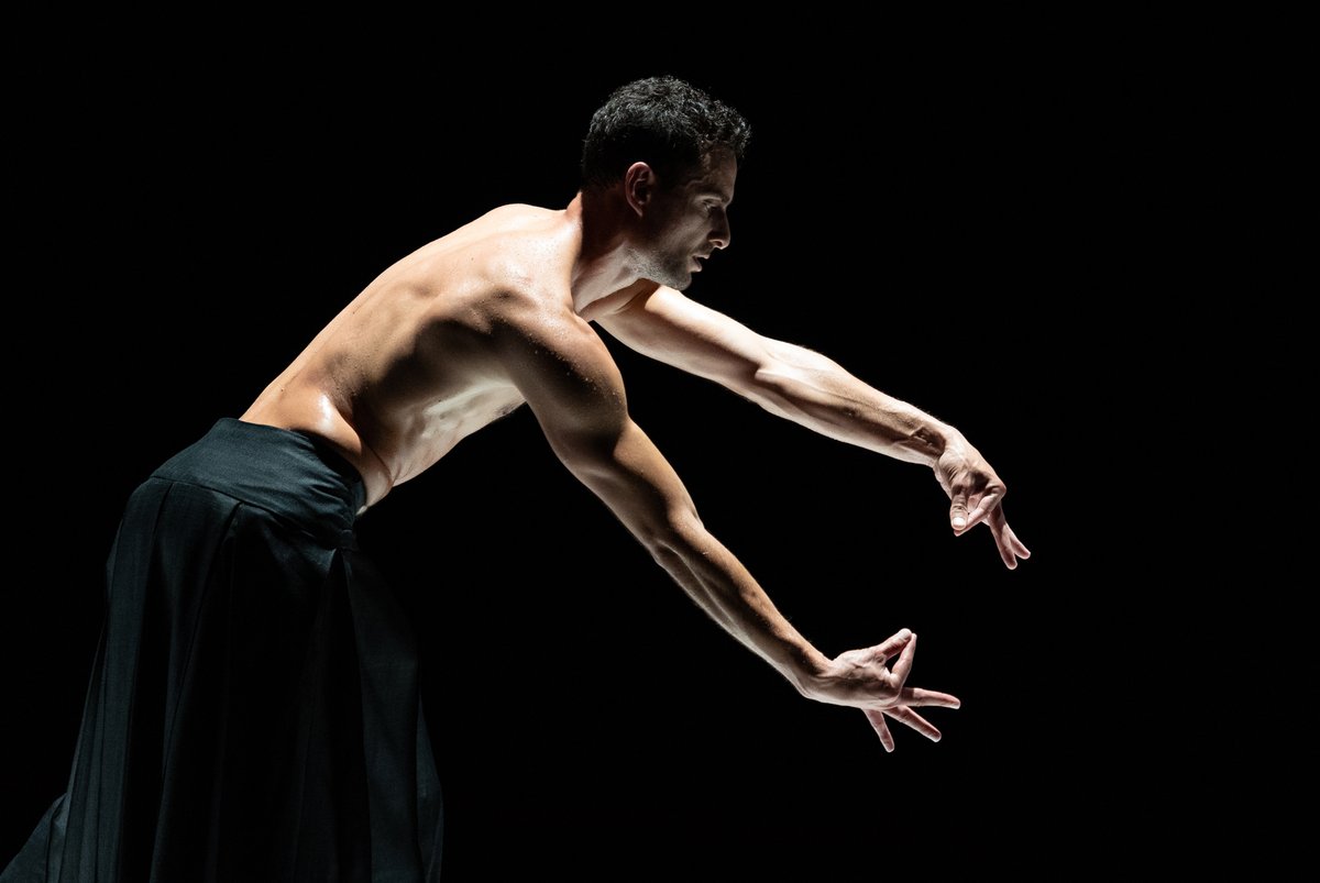 FALL is een avondvullend programma met werken van twee de Londense Akram Khan en de Vlaamse Sidi Larbi Cherkaoui. Vanavond in Zwolle (28 okt) en aankomende dinsdag in Deventer (31 okt). Info en tickets via introdans.nl/fall © Hans Gerritsen © Filibert Kraxner