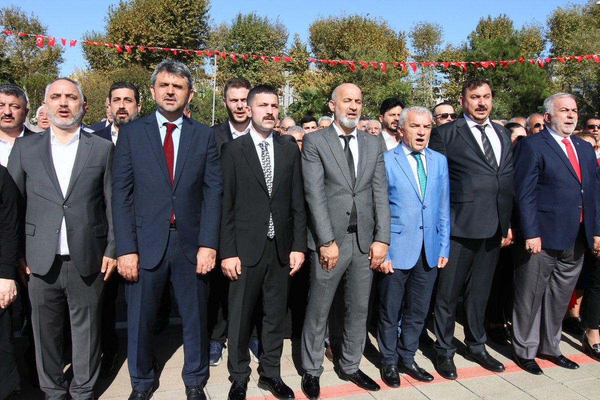 MHPpendik_'s tweet photo. Pendik Kaymakamlığımızın düzenlediği törende, 29 Ekim Cumhuriyet Bayramı dolayısıyla Atatürk anıtına çelenk bıraktık. Milliyetçi Hareket Partisi olarak, ülkenin kurucusu Ulu Önder Atatürk’ün izinde ilerlemeye devam edeceğiz.

#milliyetçihareketpartisi #mhppendik #pendikmhp https://t.co/csfG7KNSq1