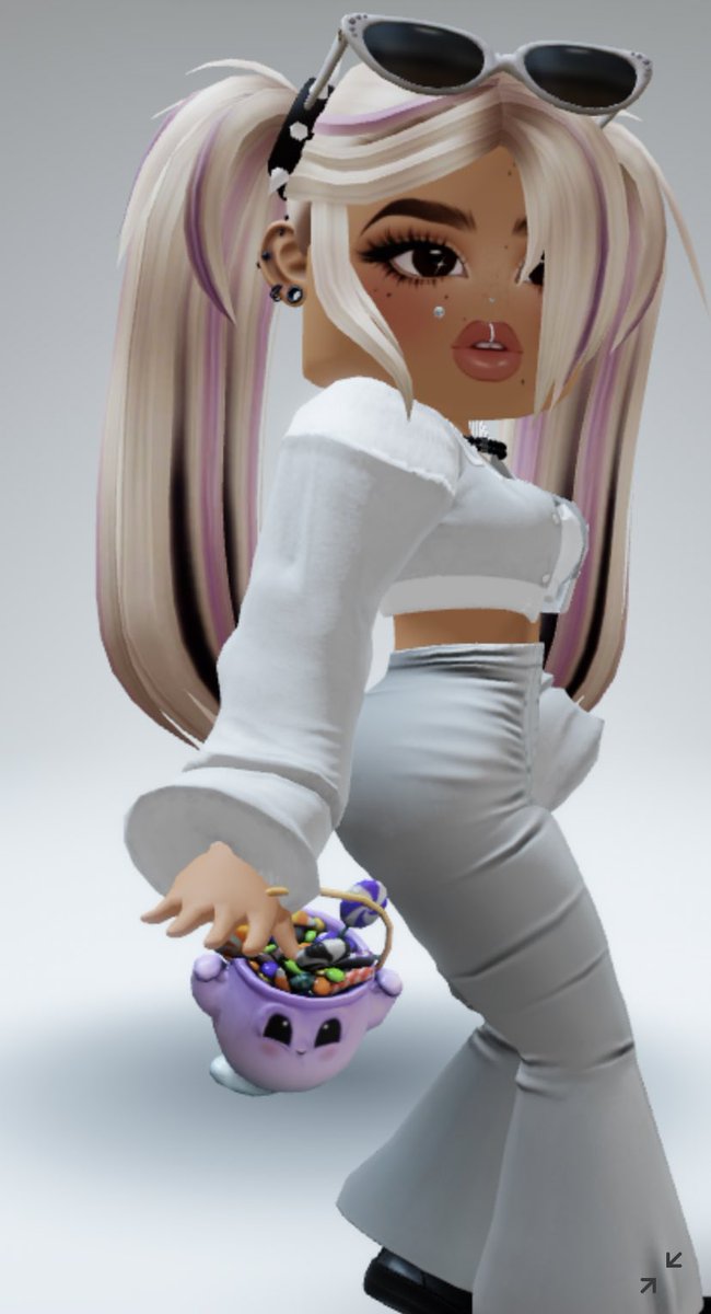PomsPeeps's tweet image. ‼️LIMITED ✅ALERT 🚨! These Are so cute !!! Don’t miss it ! Here’s a glance at how it fits - TRICK OR TREAT Ya’ll!!! #RobloxLimited #ROBLOX @WearBlueberry