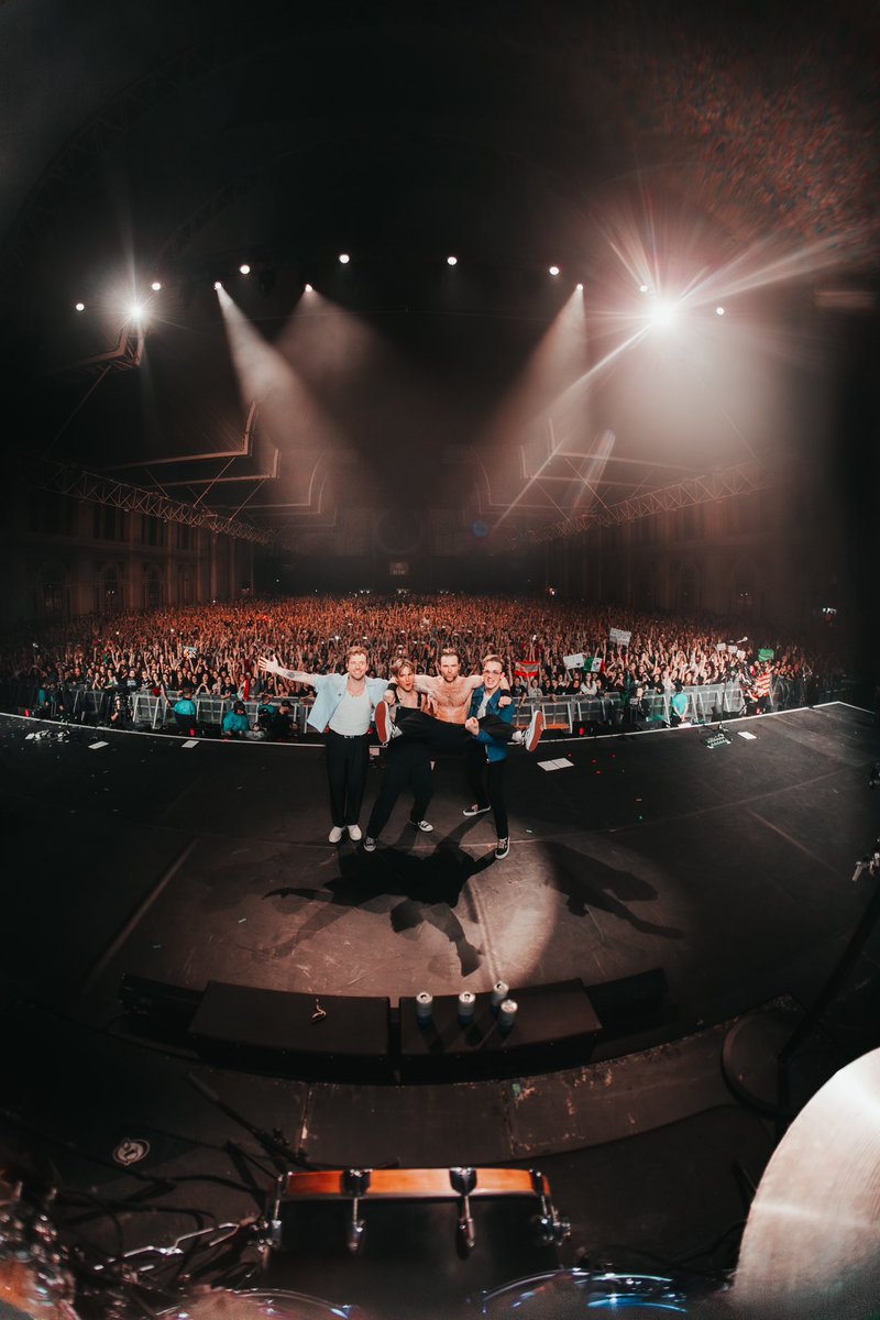 mcflymusic's tweet photo. The one where the boys play Ally Pally and bring out some mates 🔥 Thank you @JamesBayMusic ,  @RouReynolds @ENTERSHIKARI and Steve Battelle for sharing the stage, what a night 🤘 https://t.co/7bz52oPya8