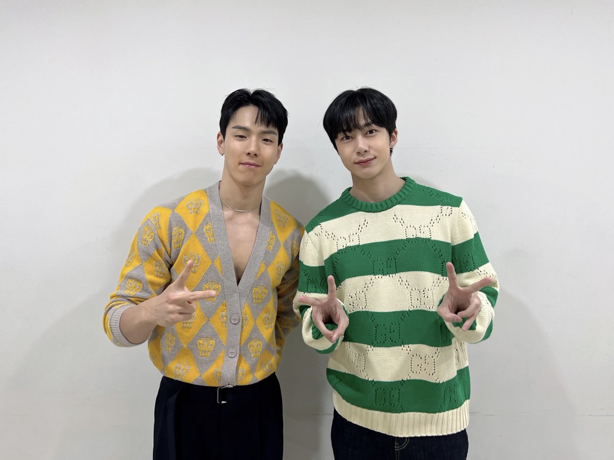 OfficialMONSTAX's tweet photo. 📸
231028 #몬스타엑스 #셔누 #형원
𝙊𝙉 𝙈𝙔 𝙒𝘼𝙔 팬사인회 완료 🔛 

우리의 여정이 아름다운 이유는🤔
몬베베가 있어서야!😉
셔누X형원과 언제나 함께 해주는 몬베베!
오늘도 즐겁고 행복했어요❤

#셔누 #SHOWNU 
#형원 #HYUNGWON
#몬스타엑스 #MONSTAX #MONSTA_X
#포토북 #PHOTOBOOK #ONMYWAY https://t.co/iFJBDdHogF