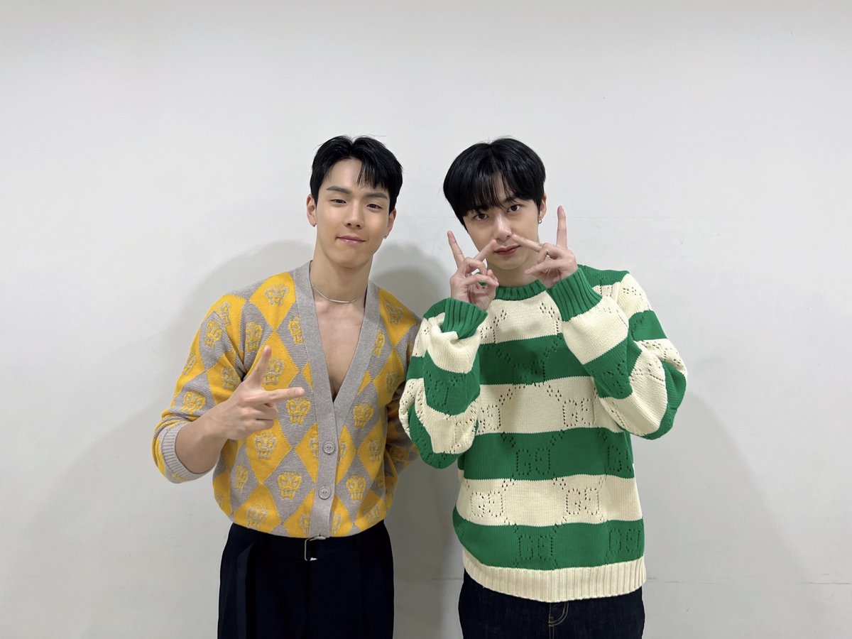 OfficialMONSTAX's tweet photo. 📸
231028 #몬스타엑스 #셔누 #형원
𝙊𝙉 𝙈𝙔 𝙒𝘼𝙔 팬사인회 완료 🔛 

우리의 여정이 아름다운 이유는🤔
몬베베가 있어서야!😉
셔누X형원과 언제나 함께 해주는 몬베베!
오늘도 즐겁고 행복했어요❤

#셔누 #SHOWNU 
#형원 #HYUNGWON
#몬스타엑스 #MONSTAX #MONSTA_X
#포토북 #PHOTOBOOK #ONMYWAY https://t.co/iFJBDdHogF