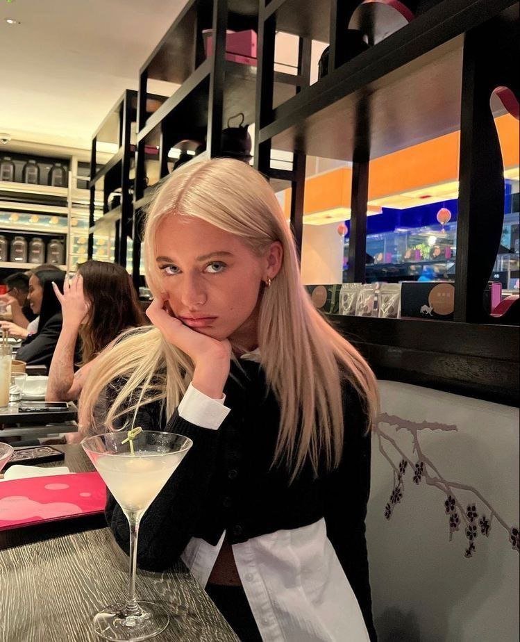 MasculineEgo_'s tweet image. HOW TO TEASE WOMEN:

- Psychology Thread -