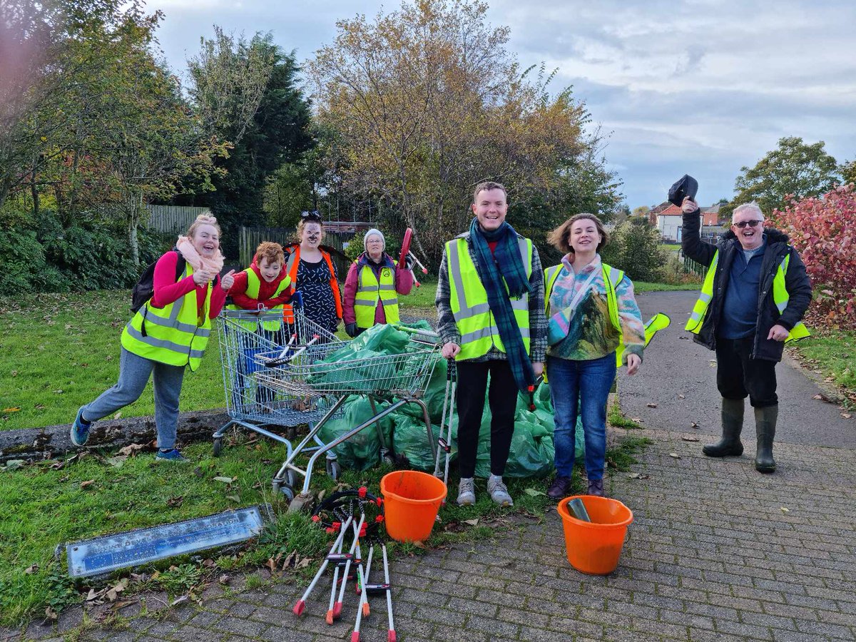 IrvineBeach's tweet photo. This morning was all about stopping litter for ending up in the river and rescuing trollies that were already at risk of floating away. 

10 volunteers, 13 bags and some other rubbish that is no longer a threat to the river Irvine. 🌟👏🌍

#upstreambattle #litterpicking https://t.co/w0whfyGGDr