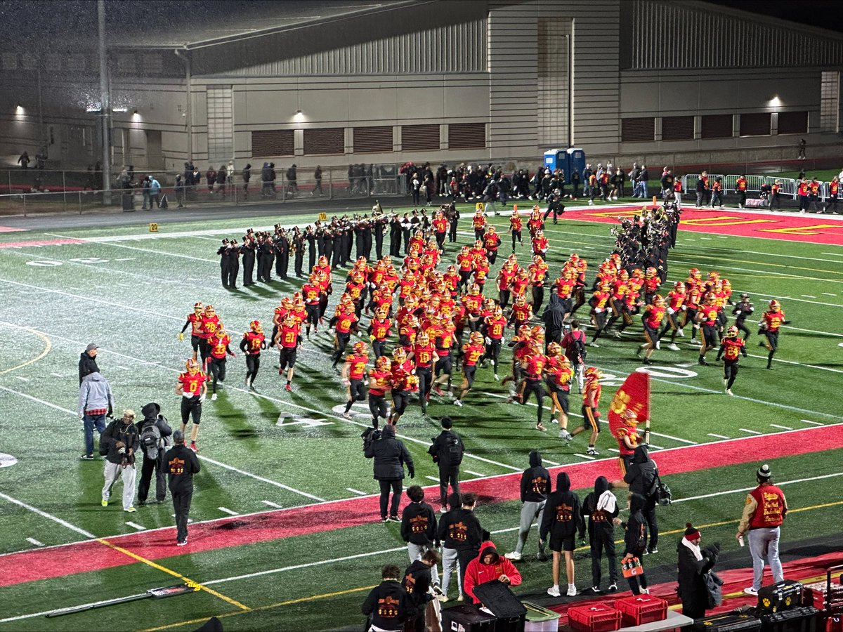 KilburgAaron's tweet photo. Congratulations to the players, their families, coaches &amp; staff of @BataviaFootball for a magnificent 1st rd performance against a tough opponent. Also thank you to our community for enthusiastically supporting BPS101 students &amp; our schools. 
@BataviaAthletic 
@Bataviaboosters https://t.co/qN0BxmafCd