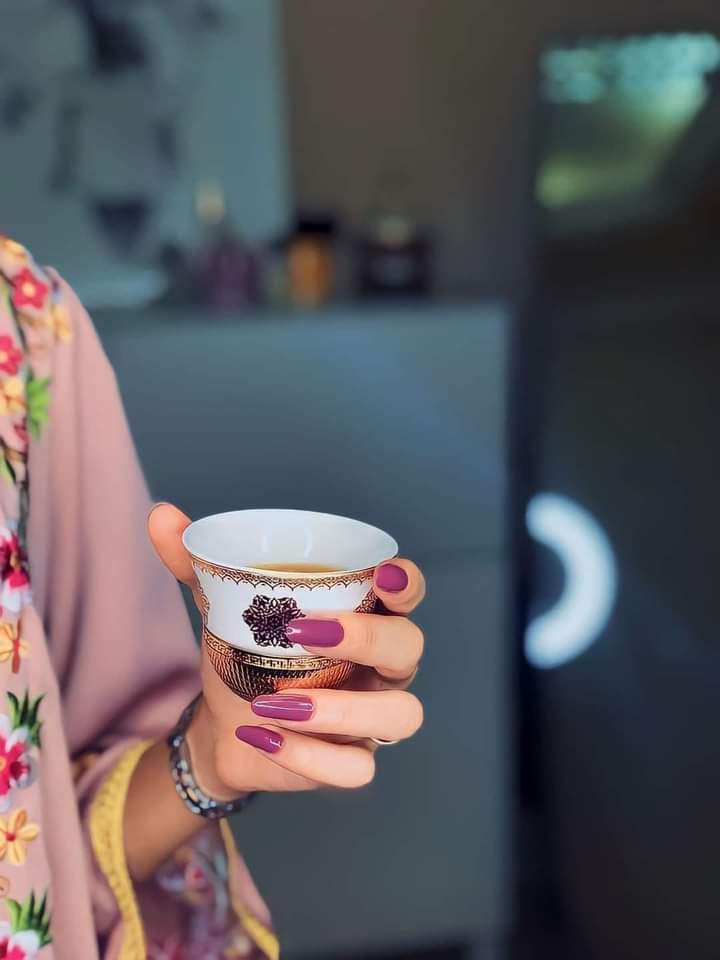 نحنُ نشعر بكل شيء في أعماقنا وإن بدَونا عكس ذلك..نشعر بمن يريدنا ويحبنا وبمن ملّ منّا وتوقف عن حبنا ، نشعر بمن يتلهّف لحديثنا ومن ينتظرنا بفارغ الصبر حتى نصمُت ، دائماً تصلنا الإجابات من قبل حتى أن نسأل ، شعورنا الداخلي يجيبنا ويخبرنا كل ما نجهل
#قهوتي ☕