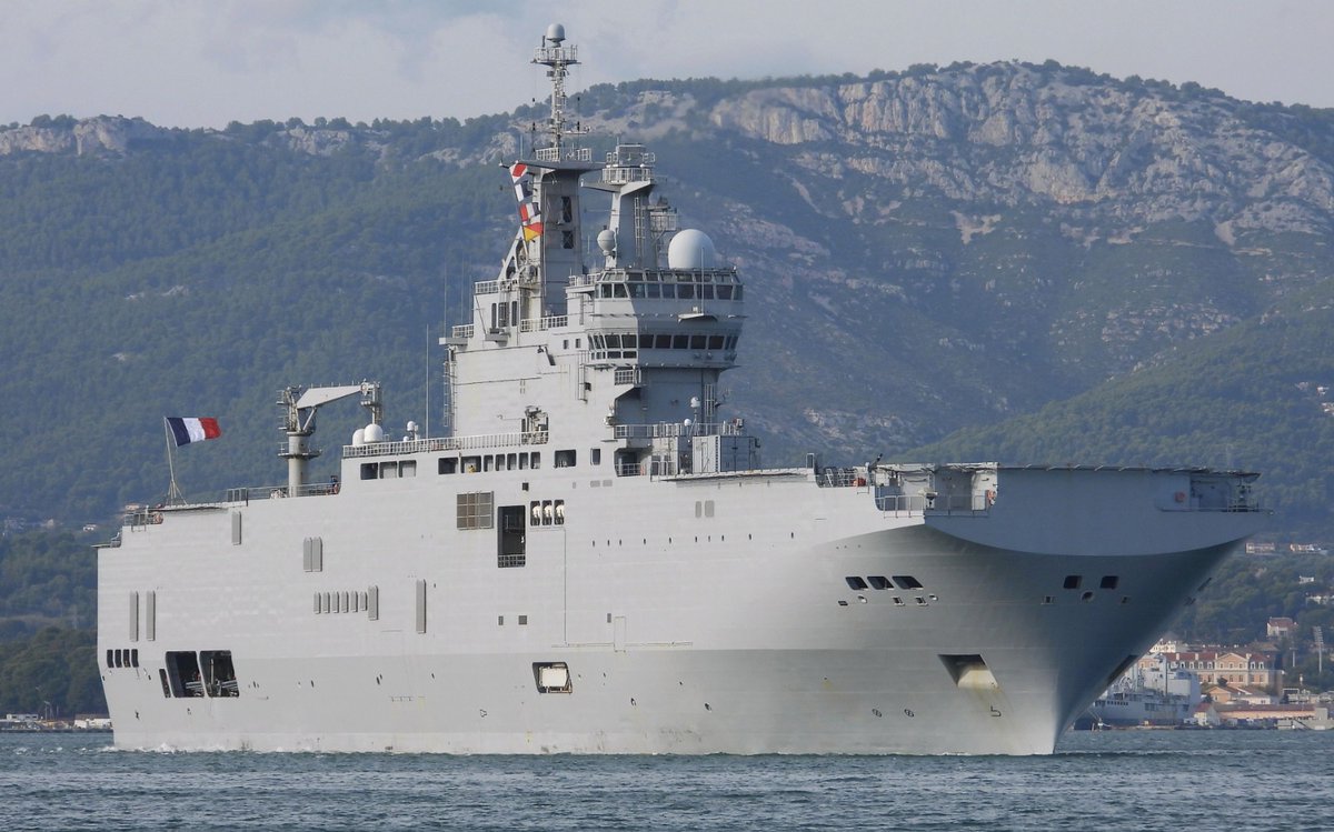 NavalJournal's tweet photo. The French Navy's Mistral-class amphibious assault ship, 🇫🇷FS TONNERE (L-9014), stationed in the Eastern Mediterranean, is departing from Toulon, France. 🚢🌊 #FSTONNERE #MistralClass #FrenchNavy https://t.co/LbvartrBC1