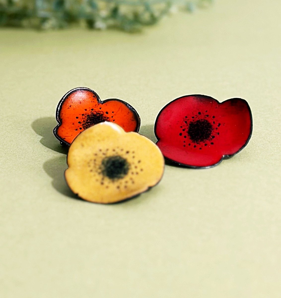 Enamel Poppy Brooch Pin, Flower Pin Brooch, Memorial Gift, Letterbox Gift tuppu.net/865bc070 #ShopIndie #MHHSBD #UKCraftersHour #Etsy #MaisyPlum #MemorialGift