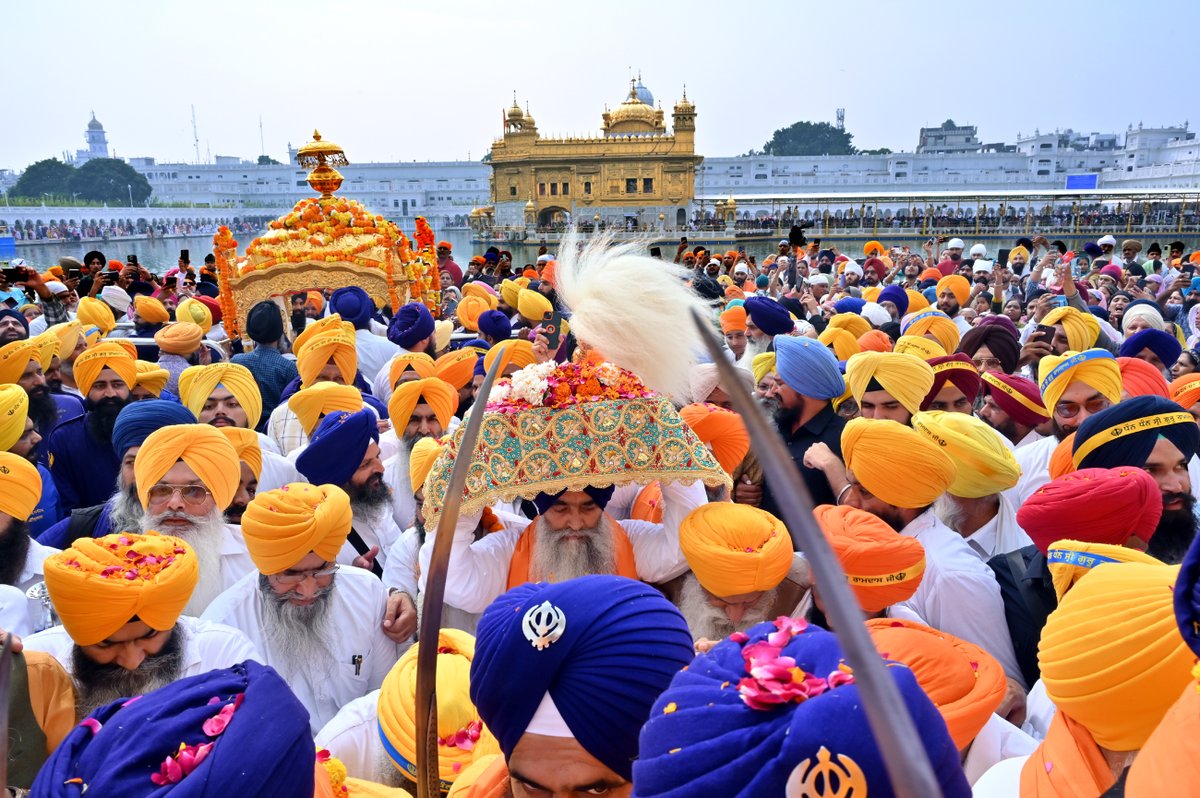 SGPCAmritsar's tweet photo. ਸ੍ਰੀ ਗੁਰੂ ਰਾਮਦਾਸ ਜੀ ਦੇ ਪ੍ਰਕਾਸ਼ ਗੁਰਪੁਰਬ ਮੌਕੇ ਸ੍ਰੀ ਅਕਾਲ ਤਖ਼ਤ ਸਾਹਿਬ ਤੋਂ ਸਜਾਇਆ ਵਿਸ਼ਾਲ ਨਗਰ ਕੀਰਤਨ
ਅੰਮ੍ਰਿਤਸਰ, 28 ਅਕਤੂਬਰ-
ਸ਼੍ਰੋਮਣੀ ਗੁਰਦੁਆਰਾ ਪ੍ਰਬੰਧਕ ਕਮੇਟੀ ਵੱਲੋਂ ਚੌਥੇ ਪਾਤਸ਼ਾਹ ਸ੍ਰੀ ਗੁਰੂ ਰਾਮਦਾਸ ਜੀ ਦੇ ਪ੍ਰਕਾਸ਼ ਪੁਰਬ ਸਬੰਧੀ ਸਭਾ-ਸੁਸਾਇਟੀਆਂ ਅਤੇ ਸੰਗਤਾਂ ਦੇ ਸਹਿਯੋਗ ਨਾਲ ਸ੍ਰੀ ਅਕਾਲ ਤਖ਼ਤ ਸਾਹਿਬ ਤੋਂ ਨਗਾਰਿਆਂ, ਜੈਕਾਰਿਆਂ ਅਤੇ ਨਰਸਿੰਙਿਆਂ ਦੀ ਗੂੰਜ ਵਿਚ ਵਿਸ਼ਾਲ ਨਗਰ ਕੀਰਤਨ ਸਜਾਇਆ ਗਿਆ। ਅਰਦਾਸ ਉਪਰੰਤ ਸੱਚਖੰਡ ਸ੍ਰੀ ਹਰਿਮੰਦਰ ਸਾਹਿਬ ਦੇ ਮੁੱਖ ਗ੍ਰੰਥੀ ਅਤੇ ਸ੍ਰੀ ਅਕਾਲ ਤਖ਼ਤ ਸਾਹਿਬ ਦੇ ਜਥੇਦਾਰ ਗਿਆਨੀ ਰਘਬੀਰ ਸਿੰਘ ਨੇ ਸ੍ਰੀ ਗੁਰੂ ਗ੍ਰੰਥ ਸਾਹਿਬ ਜੀ ਦਾ ਪਾਵਨ ਸਰੂਪ ਸੁਨਹਿਰੀ ਪਾਲਕੀ ਵਿਚ ਸੁਸ਼ੋਭਿਤ ਕੀਤਾ। ਇਸ ਮੌਕੇ ਹਾਜ਼ਰ ਵੱਡੀ ਗਿਣਤੀ ਵਿਚ ਸੰਗਤਾਂ ਨੇ ਫੁੱਲਾਂ ਦੀ ਵਰਖਾ ਕਰਕੇ ਸ਼ਰਧਾ ਦਾ ਪ੍ਰਗਟਾਵਾ ਕੀਤਾ। ਨਗਰ ਕੀਰਤਨ ਸ੍ਰੀ ਅੰਮ੍ਰਿਤਸਰ ਦੇ ਪੁਰਾਤਨ ਦਰਵਾਜ਼ਿਆਂ ਨੂੰ ਜੋੜਦੇ ਮਾਰਗ ’ਤੇ ਸਜਾਇਆ ਗਿਆ, ਜਿਥੇ ਵੱਖ-ਵੱਖ ਥਾਵਾਂ ’ਤੇ ਸੰਗਤਾਂ ਨੇ ਨਗਰ ਕੀਰਤਨ ਦਾ ਭਰਵਾਂ ਸਵਾਗਤ ਕੀਤਾ। ਵੱਖ-ਵੱਖ ਥਾਵਾਂ ’ਤੇ ਸਭਾ-ਸੁਸਾਇਟੀਆਂ ਅਤੇ ਸੰਗਤਾਂ ਨੇ ਪੰਜ ਪਿਆਰੇ ਅਤੇ ਨਿਸ਼ਾਨਚੀ ਸਿੰਘਾਂ ਨੂੰ ਸਿਰੋਪਾਓ ਦੇ ਕੇ ਸ਼ਰਧਾ ਪ੍ਰਗਟਾਈ, ਉਥੇ ਹੀ ਸੰਗਤਾਂ ਵੱਲੋਂ ਵੱਖ-ਵੱਖ ਤਰ੍ਹਾਂ ਲੰਗਰਾਂ ਦਾ ਪ੍ਰਬੰਧ ਵੀ ਕੀਤਾ ਹੋਇਆ ਸੀ। ਸਾਰੇ ਰਸਤੇ ਨਗਰ ਕੀਰਤਨ ਨਾਲ ਚੱਲਦੀਆਂ ਸੰਗਤਾਂ ਸਤਿਨਾਮ ਵਾਹਿਗੁਰੂ ਦਾ ਜਾਪ ਕਰਕੇ ਚੌਥੇ ਪਾਤਸ਼ਾਹ ਜੀ ਨੂੰ ਸ਼ਰਧਾ ਤੇ ਸਤਿਕਾਰ ਭੇਟ ਕਰ ਰਹੀਆਂ ਸਨ। ਨਗਰ ਕੀਰਤਨ ਮੌਕੇ ਘੰਟਾ ਘਰ ਪਲਾਜ਼ਾ ਵਿਖੇ ਪੰਜਾਬ ਪੁਲਿਸ ਵੱਲੋਂ ਸ੍ਰੀ ਗੁਰੂ ਗ੍ਰੰਥ ਸਾਹਿਬ ਜੀ ਨੂੰ ਸਤਿਕਾਰ ਭੇਟ ਕਰਦਿਆਂ ਸਲਾਮੀ ਦਿੱਤੀ ਗਈ। ਇਸ ਮੌਕੇ ਹੈਲੀਕਾਪਟਰ ਰਾਹੀਂ ਸੱਚਖੰਡ ਸ੍ਰੀ ਹਰਿਮੰਦਰ ਸਾਹਿਬ ਅਤੇ ਨਗਰ ਕੀਰਤਨ ’ਤੇ ਗੁਲਾਬ ਦੇ ਫੁੱਲਾਂ ਦੀ ਵਰਖਾ ਵੀ ਕੀਤੀ ਗਈ।
ਨਗਰ ਕੀਰਤਨ ’ਚ ਸ਼ਾਮਲ ਸੱਚਖੰਡ ਸ੍ਰੀ ਹਰਿਮੰਦਰ ਸਾਹਿਬ ਦੇ ਮੁੱਖ ਗ੍ਰੰਥੀ ਅਤੇ ਸ੍ਰੀ ਅਕਾਲ ਤਖ਼ਤ ਸਾਹਿਬ ਦੇ ਜਥੇਦਾਰ ਗਿਆਨੀ ਰਘਬੀਰ ਸਿੰਘ ਨੇ ਸ੍ਰੀ ਗੁਰੂ ਰਾਮਦਾਸ ਜੀ ਦੇ ਪ੍ਰਕਾਸ਼ ਗੁਰਪੁਰਬ ਦੀ ਵਧਾਈ ਦਿੰਦਿਆਂ ਸੰਗਤ ਨੂੰ ਗੁਰੂ ਸਾਹਿਬ ਜੀ ਦੀ ਵਿਚਾਰਧਾਰਾ ਅਨੁਸਾਰ ਜੀਵਨ ਜਿਊਣ ਦੀ ਪ੍ਰੇਰਣਾ ਕੀਤੀ। ਉਨ੍ਹਾਂ ਕਿਹਾ ਕਿ ਸਿੱਖ ਸਿਧਾਂਤਾਂ ਉੱਤੇ ਦ੍ਰਿੜ੍ਹਤਾ ਨਾਲ ਪਹਿਰਾ ਦੇਣਾ ਅਤੇ ਗੁਰਮਤਿ ਰਹਿਣੀ ਦੇ ਧਾਰਨੀ ਹੋਣਾ ਗੁਰੂ ਸਾਹਿਬ ਜੀ ਦੇ ਪਵਿੱਤਰ ਪ੍ਰਕਾਸ਼ ਦਿਹਾੜੇ ਮੌਕੇ ਸਭ ਦਾ ਪਰਮ ਧਰਮ ਕਰਤੱਵ ਹੈ।
ਨਗਰ ਕੀਰਤਨ ਦੌਰਾਨ ਵੱਖ-ਵੱਖ ਸਭਾ-ਸੁਸਾਇਟੀਆਂ ਦੇ ਨੁਮਾਇੰਦਿਆਂ ਤੇ ਸੰਗਤਾਂ ਤੋਂ ਇਲਾਵਾ ਤਖ਼ਤ ਸ੍ਰੀ ਕੇਸਗੜ੍ਹ ਸਾਹਿਬ ਦੇ ਜਥੇਦਾਰ ਗਿਆਨੀ ਸੁਲਤਾਨ ਸਿੰਘ, ਸ੍ਰ੍ਰੀ ਅਕਾਲ ਤਖ਼ਤ ਸਾਹਿਬ ਦੇ ਮੁੱਖ ਗ੍ਰੰਥੀ ਗਿਆਨੀ ਮਲਕੀਤ ਸਿੰਘ, ਸਾਬਕਾ ਜਥੇਦਾਰ ਗਿਆਨੀ ਗੁਰਬਚਨ ਸਿੰਘ, ਸ਼੍ਰੋਮਣੀ ਕਮੇਟੀ ਦੇ ਅੰਤ੍ਰਿੰਗ ਕਮੇਟੀ ਮੈਂਬਰ ਸ. ਬਾਵਾ ਸਿੰਘ ਗੁਮਾਨਪੁਰਾ, ਮੈਂਬਰ ਭਾਈ ਰਾਜਿੰਦਰ ਸਿੰਘ ਮਹਿਤਾ, ਭਾਈ ਮਨਜੀਤ ਸਿੰਘ ਭੂਰਾਕੋਹਨਾ, ਭਾਈ ਰਾਮ ਸਿੰਘ, ਸ. ਹਰਜਾਪ ਸਿੰਘ ਸੁਲਤਾਨਵਿੰਡ, ਐਡਵੋਕੇਟ ਭਗਵੰਤ ਸਿੰਘ ਸਿਆਲਕਾ, ਸ. ਸੁਰਜੀਤ ਸਿੰਘ ਭਿੱਟੇਵੱਡ, ਧਰਮ ਪ੍ਰਚਾਰ ਕਮੇਟੀ ਦੇ ਮੈਂਬਰ ਭਾਈ ਅਜਾਇਬ ਸਿੰਘ ਅਭਿਆਸੀ, ਬਾਬਾ ਸਤਨਾਮ ਸਿੰਘ ਕਿਲ੍ਹਾ ਅਨੰਦਗੜ੍ਹ ਵਾਲੇ, ਡੀਸੀਪੀ ਸ. ਪਰਮਿੰਦਰ ਸਿੰਘ ਭੰਡਾਲ, ਫੈਡਰੇਸ਼ਨ ਦੇ ਪ੍ਰਧਾਨ ਸ. ਕੰਵਰਚੜ੍ਹਤ ਸਿੰਘ, ਸ. ਅਮਰਬੀਰ ਸਿੰਘ ਢੋਟ, ਸ਼੍ਰੋਮਣੀ ਕਮੇਟੀ ਦੇ ਸਕੱਤਰ ਸ. ਪ੍ਰਤਾਪ ਸਿੰਘ, ਵਧੀਕ ਸਕੱਤਰ ਸ. ਬਲਵਿੰਦਰ ਸਿੰਘ ਕਾਹਲਵਾਂ, ਸ. ਕੁਲਵਿੰਦਰ ਸਿੰਘ ਰਮਦਾਸ, ਸ. ਗੁਰਿੰਦਰ ਸਿੰਘ ਮਥਰੇਵਾਲ, ਸ. ਬਿਜੈ ਸਿੰਘ, ਸ. ਗੁਰਮੀਤ ਸਿੰਘ ਬੁੱਟਰ, ਸ. ਤੇਜਿੰਦਰ ਸਿੰਘ ਪੱਡਾ, ਮੀਤ ਸਕੱਤਰ ਸ. ਗੁਰਦਿਆਲ ਸਿੰਘ, ਸ. ਕੁਲਦੀਪ ਸਿੰਘ ਰੋਡੇ, ਸ. ਗੁਰਚਰਨ ਸਿੰਘ ਕੋਹਾਲਾ, ਸ. ਜਸਵਿੰਦਰ ਸਿੰਘ ਜੱਸੀ, ਪ੍ਰੋ. ਸੁਖਦੇਵ ਸਿੰਘ, ਸ. ਗੁਰਨਾਮ ਸਿੰਘ, ਸ. ਬਲਵਿੰਦਰ ਸਿੰਘ ਖੈਰਾਬਾਦ, ਸ. ਪਰਮਜੀਤ ਸਿੰਘ, ਸ. ਮਨਜੀਤ ਸਿੰਘ ਤਲਵੰਡੀ, ਸ. ਹਰਭਜਨ ਸਿੰਘ ਵਕਤਾ, ਸ. ਸੁਖਬੀਰ ਸਿੰਘ, ਸ੍ਰੀ ਦਰਬਾਰ ਸਾਹਿਬ ਦੇ ਮੈਨੇਜਰ ਸ. ਭਗਵੰਤ ਸਿੰਘ ਧੰਗੇੜਾ, ਸੁਪਰਡੈਂਟ ਸ. ਨਿਸ਼ਾਨ ਸਿੰਘ, ਮੈਨੇਜਰ ਹਰਪ੍ਰੀਤ ਸਿੰਘ, ਸ. ਬਘੇਲ ਸਿੰਘ, ਸ. ਜਗਤਾਰ ਸਿੰਘ, ਸ. ਨਰਿੰਦਰ ਸਿੰਘ, ਸ. ਸਤਨਾਮ ਸਿੰਘ ਰਿਆੜ, ਵਧੀਕ ਮੈਨੇਜਰ ਸ. ਇਕਬਾਲ ਸਿੰਘ ਮੁਖੀ, ਸ. ਬਿਕਰਮਜੀਤ ਸਿੰਘ ਝੰਗੀ, ਆਦਿ ਹਾਜ਼ਰ ਸਨ।
