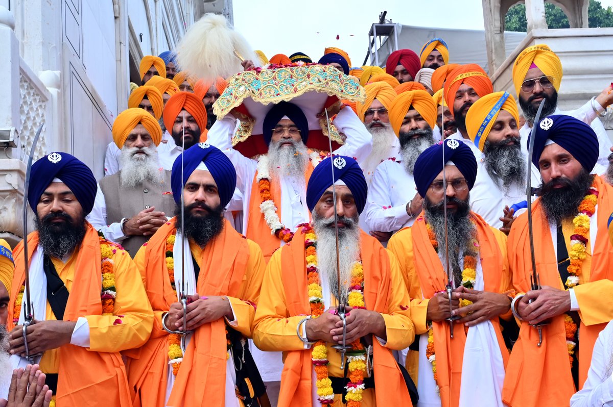 SGPCAmritsar's tweet photo. ਸ੍ਰੀ ਗੁਰੂ ਰਾਮਦਾਸ ਜੀ ਦੇ ਪ੍ਰਕਾਸ਼ ਗੁਰਪੁਰਬ ਮੌਕੇ ਸ੍ਰੀ ਅਕਾਲ ਤਖ਼ਤ ਸਾਹਿਬ ਤੋਂ ਸਜਾਇਆ ਵਿਸ਼ਾਲ ਨਗਰ ਕੀਰਤਨ
ਅੰਮ੍ਰਿਤਸਰ, 28 ਅਕਤੂਬਰ-
ਸ਼੍ਰੋਮਣੀ ਗੁਰਦੁਆਰਾ ਪ੍ਰਬੰਧਕ ਕਮੇਟੀ ਵੱਲੋਂ ਚੌਥੇ ਪਾਤਸ਼ਾਹ ਸ੍ਰੀ ਗੁਰੂ ਰਾਮਦਾਸ ਜੀ ਦੇ ਪ੍ਰਕਾਸ਼ ਪੁਰਬ ਸਬੰਧੀ ਸਭਾ-ਸੁਸਾਇਟੀਆਂ ਅਤੇ ਸੰਗਤਾਂ ਦੇ ਸਹਿਯੋਗ ਨਾਲ ਸ੍ਰੀ ਅਕਾਲ ਤਖ਼ਤ ਸਾਹਿਬ ਤੋਂ ਨਗਾਰਿਆਂ, ਜੈਕਾਰਿਆਂ ਅਤੇ ਨਰਸਿੰਙਿਆਂ ਦੀ ਗੂੰਜ ਵਿਚ ਵਿਸ਼ਾਲ ਨਗਰ ਕੀਰਤਨ ਸਜਾਇਆ ਗਿਆ। ਅਰਦਾਸ ਉਪਰੰਤ ਸੱਚਖੰਡ ਸ੍ਰੀ ਹਰਿਮੰਦਰ ਸਾਹਿਬ ਦੇ ਮੁੱਖ ਗ੍ਰੰਥੀ ਅਤੇ ਸ੍ਰੀ ਅਕਾਲ ਤਖ਼ਤ ਸਾਹਿਬ ਦੇ ਜਥੇਦਾਰ ਗਿਆਨੀ ਰਘਬੀਰ ਸਿੰਘ ਨੇ ਸ੍ਰੀ ਗੁਰੂ ਗ੍ਰੰਥ ਸਾਹਿਬ ਜੀ ਦਾ ਪਾਵਨ ਸਰੂਪ ਸੁਨਹਿਰੀ ਪਾਲਕੀ ਵਿਚ ਸੁਸ਼ੋਭਿਤ ਕੀਤਾ। ਇਸ ਮੌਕੇ ਹਾਜ਼ਰ ਵੱਡੀ ਗਿਣਤੀ ਵਿਚ ਸੰਗਤਾਂ ਨੇ ਫੁੱਲਾਂ ਦੀ ਵਰਖਾ ਕਰਕੇ ਸ਼ਰਧਾ ਦਾ ਪ੍ਰਗਟਾਵਾ ਕੀਤਾ। ਨਗਰ ਕੀਰਤਨ ਸ੍ਰੀ ਅੰਮ੍ਰਿਤਸਰ ਦੇ ਪੁਰਾਤਨ ਦਰਵਾਜ਼ਿਆਂ ਨੂੰ ਜੋੜਦੇ ਮਾਰਗ ’ਤੇ ਸਜਾਇਆ ਗਿਆ, ਜਿਥੇ ਵੱਖ-ਵੱਖ ਥਾਵਾਂ ’ਤੇ ਸੰਗਤਾਂ ਨੇ ਨਗਰ ਕੀਰਤਨ ਦਾ ਭਰਵਾਂ ਸਵਾਗਤ ਕੀਤਾ। ਵੱਖ-ਵੱਖ ਥਾਵਾਂ ’ਤੇ ਸਭਾ-ਸੁਸਾਇਟੀਆਂ ਅਤੇ ਸੰਗਤਾਂ ਨੇ ਪੰਜ ਪਿਆਰੇ ਅਤੇ ਨਿਸ਼ਾਨਚੀ ਸਿੰਘਾਂ ਨੂੰ ਸਿਰੋਪਾਓ ਦੇ ਕੇ ਸ਼ਰਧਾ ਪ੍ਰਗਟਾਈ, ਉਥੇ ਹੀ ਸੰਗਤਾਂ ਵੱਲੋਂ ਵੱਖ-ਵੱਖ ਤਰ੍ਹਾਂ ਲੰਗਰਾਂ ਦਾ ਪ੍ਰਬੰਧ ਵੀ ਕੀਤਾ ਹੋਇਆ ਸੀ। ਸਾਰੇ ਰਸਤੇ ਨਗਰ ਕੀਰਤਨ ਨਾਲ ਚੱਲਦੀਆਂ ਸੰਗਤਾਂ ਸਤਿਨਾਮ ਵਾਹਿਗੁਰੂ ਦਾ ਜਾਪ ਕਰਕੇ ਚੌਥੇ ਪਾਤਸ਼ਾਹ ਜੀ ਨੂੰ ਸ਼ਰਧਾ ਤੇ ਸਤਿਕਾਰ ਭੇਟ ਕਰ ਰਹੀਆਂ ਸਨ। ਨਗਰ ਕੀਰਤਨ ਮੌਕੇ ਘੰਟਾ ਘਰ ਪਲਾਜ਼ਾ ਵਿਖੇ ਪੰਜਾਬ ਪੁਲਿਸ ਵੱਲੋਂ ਸ੍ਰੀ ਗੁਰੂ ਗ੍ਰੰਥ ਸਾਹਿਬ ਜੀ ਨੂੰ ਸਤਿਕਾਰ ਭੇਟ ਕਰਦਿਆਂ ਸਲਾਮੀ ਦਿੱਤੀ ਗਈ। ਇਸ ਮੌਕੇ ਹੈਲੀਕਾਪਟਰ ਰਾਹੀਂ ਸੱਚਖੰਡ ਸ੍ਰੀ ਹਰਿਮੰਦਰ ਸਾਹਿਬ ਅਤੇ ਨਗਰ ਕੀਰਤਨ ’ਤੇ ਗੁਲਾਬ ਦੇ ਫੁੱਲਾਂ ਦੀ ਵਰਖਾ ਵੀ ਕੀਤੀ ਗਈ।
ਨਗਰ ਕੀਰਤਨ ’ਚ ਸ਼ਾਮਲ ਸੱਚਖੰਡ ਸ੍ਰੀ ਹਰਿਮੰਦਰ ਸਾਹਿਬ ਦੇ ਮੁੱਖ ਗ੍ਰੰਥੀ ਅਤੇ ਸ੍ਰੀ ਅਕਾਲ ਤਖ਼ਤ ਸਾਹਿਬ ਦੇ ਜਥੇਦਾਰ ਗਿਆਨੀ ਰਘਬੀਰ ਸਿੰਘ ਨੇ ਸ੍ਰੀ ਗੁਰੂ ਰਾਮਦਾਸ ਜੀ ਦੇ ਪ੍ਰਕਾਸ਼ ਗੁਰਪੁਰਬ ਦੀ ਵਧਾਈ ਦਿੰਦਿਆਂ ਸੰਗਤ ਨੂੰ ਗੁਰੂ ਸਾਹਿਬ ਜੀ ਦੀ ਵਿਚਾਰਧਾਰਾ ਅਨੁਸਾਰ ਜੀਵਨ ਜਿਊਣ ਦੀ ਪ੍ਰੇਰਣਾ ਕੀਤੀ। ਉਨ੍ਹਾਂ ਕਿਹਾ ਕਿ ਸਿੱਖ ਸਿਧਾਂਤਾਂ ਉੱਤੇ ਦ੍ਰਿੜ੍ਹਤਾ ਨਾਲ ਪਹਿਰਾ ਦੇਣਾ ਅਤੇ ਗੁਰਮਤਿ ਰਹਿਣੀ ਦੇ ਧਾਰਨੀ ਹੋਣਾ ਗੁਰੂ ਸਾਹਿਬ ਜੀ ਦੇ ਪਵਿੱਤਰ ਪ੍ਰਕਾਸ਼ ਦਿਹਾੜੇ ਮੌਕੇ ਸਭ ਦਾ ਪਰਮ ਧਰਮ ਕਰਤੱਵ ਹੈ।
ਨਗਰ ਕੀਰਤਨ ਦੌਰਾਨ ਵੱਖ-ਵੱਖ ਸਭਾ-ਸੁਸਾਇਟੀਆਂ ਦੇ ਨੁਮਾਇੰਦਿਆਂ ਤੇ ਸੰਗਤਾਂ ਤੋਂ ਇਲਾਵਾ ਤਖ਼ਤ ਸ੍ਰੀ ਕੇਸਗੜ੍ਹ ਸਾਹਿਬ ਦੇ ਜਥੇਦਾਰ ਗਿਆਨੀ ਸੁਲਤਾਨ ਸਿੰਘ, ਸ੍ਰ੍ਰੀ ਅਕਾਲ ਤਖ਼ਤ ਸਾਹਿਬ ਦੇ ਮੁੱਖ ਗ੍ਰੰਥੀ ਗਿਆਨੀ ਮਲਕੀਤ ਸਿੰਘ, ਸਾਬਕਾ ਜਥੇਦਾਰ ਗਿਆਨੀ ਗੁਰਬਚਨ ਸਿੰਘ, ਸ਼੍ਰੋਮਣੀ ਕਮੇਟੀ ਦੇ ਅੰਤ੍ਰਿੰਗ ਕਮੇਟੀ ਮੈਂਬਰ ਸ. ਬਾਵਾ ਸਿੰਘ ਗੁਮਾਨਪੁਰਾ, ਮੈਂਬਰ ਭਾਈ ਰਾਜਿੰਦਰ ਸਿੰਘ ਮਹਿਤਾ, ਭਾਈ ਮਨਜੀਤ ਸਿੰਘ ਭੂਰਾਕੋਹਨਾ, ਭਾਈ ਰਾਮ ਸਿੰਘ, ਸ. ਹਰਜਾਪ ਸਿੰਘ ਸੁਲਤਾਨਵਿੰਡ, ਐਡਵੋਕੇਟ ਭਗਵੰਤ ਸਿੰਘ ਸਿਆਲਕਾ, ਸ. ਸੁਰਜੀਤ ਸਿੰਘ ਭਿੱਟੇਵੱਡ, ਧਰਮ ਪ੍ਰਚਾਰ ਕਮੇਟੀ ਦੇ ਮੈਂਬਰ ਭਾਈ ਅਜਾਇਬ ਸਿੰਘ ਅਭਿਆਸੀ, ਬਾਬਾ ਸਤਨਾਮ ਸਿੰਘ ਕਿਲ੍ਹਾ ਅਨੰਦਗੜ੍ਹ ਵਾਲੇ, ਡੀਸੀਪੀ ਸ. ਪਰਮਿੰਦਰ ਸਿੰਘ ਭੰਡਾਲ, ਫੈਡਰੇਸ਼ਨ ਦੇ ਪ੍ਰਧਾਨ ਸ. ਕੰਵਰਚੜ੍ਹਤ ਸਿੰਘ, ਸ. ਅਮਰਬੀਰ ਸਿੰਘ ਢੋਟ, ਸ਼੍ਰੋਮਣੀ ਕਮੇਟੀ ਦੇ ਸਕੱਤਰ ਸ. ਪ੍ਰਤਾਪ ਸਿੰਘ, ਵਧੀਕ ਸਕੱਤਰ ਸ. ਬਲਵਿੰਦਰ ਸਿੰਘ ਕਾਹਲਵਾਂ, ਸ. ਕੁਲਵਿੰਦਰ ਸਿੰਘ ਰਮਦਾਸ, ਸ. ਗੁਰਿੰਦਰ ਸਿੰਘ ਮਥਰੇਵਾਲ, ਸ. ਬਿਜੈ ਸਿੰਘ, ਸ. ਗੁਰਮੀਤ ਸਿੰਘ ਬੁੱਟਰ, ਸ. ਤੇਜਿੰਦਰ ਸਿੰਘ ਪੱਡਾ, ਮੀਤ ਸਕੱਤਰ ਸ. ਗੁਰਦਿਆਲ ਸਿੰਘ, ਸ. ਕੁਲਦੀਪ ਸਿੰਘ ਰੋਡੇ, ਸ. ਗੁਰਚਰਨ ਸਿੰਘ ਕੋਹਾਲਾ, ਸ. ਜਸਵਿੰਦਰ ਸਿੰਘ ਜੱਸੀ, ਪ੍ਰੋ. ਸੁਖਦੇਵ ਸਿੰਘ, ਸ. ਗੁਰਨਾਮ ਸਿੰਘ, ਸ. ਬਲਵਿੰਦਰ ਸਿੰਘ ਖੈਰਾਬਾਦ, ਸ. ਪਰਮਜੀਤ ਸਿੰਘ, ਸ. ਮਨਜੀਤ ਸਿੰਘ ਤਲਵੰਡੀ, ਸ. ਹਰਭਜਨ ਸਿੰਘ ਵਕਤਾ, ਸ. ਸੁਖਬੀਰ ਸਿੰਘ, ਸ੍ਰੀ ਦਰਬਾਰ ਸਾਹਿਬ ਦੇ ਮੈਨੇਜਰ ਸ. ਭਗਵੰਤ ਸਿੰਘ ਧੰਗੇੜਾ, ਸੁਪਰਡੈਂਟ ਸ. ਨਿਸ਼ਾਨ ਸਿੰਘ, ਮੈਨੇਜਰ ਹਰਪ੍ਰੀਤ ਸਿੰਘ, ਸ. ਬਘੇਲ ਸਿੰਘ, ਸ. ਜਗਤਾਰ ਸਿੰਘ, ਸ. ਨਰਿੰਦਰ ਸਿੰਘ, ਸ. ਸਤਨਾਮ ਸਿੰਘ ਰਿਆੜ, ਵਧੀਕ ਮੈਨੇਜਰ ਸ. ਇਕਬਾਲ ਸਿੰਘ ਮੁਖੀ, ਸ. ਬਿਕਰਮਜੀਤ ਸਿੰਘ ਝੰਗੀ, ਆਦਿ ਹਾਜ਼ਰ ਸਨ।