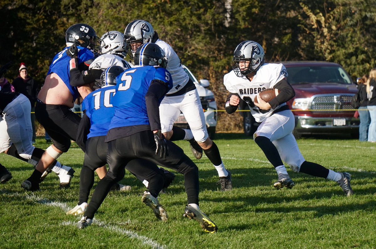 Some 📸📸 from our playoff Friday. Full Newsletter (The Bureau) is tomorrow. More on that from <a href="/tony_chapman76/">Tony Chapman</a> soon. 

Quarterfinal Friday should be pretty dang good. 

Men in Blue. South Loup and <a href="/AGBluejayFball/">AG Bluejay Football</a> looked pretty good. 

#nebpreps