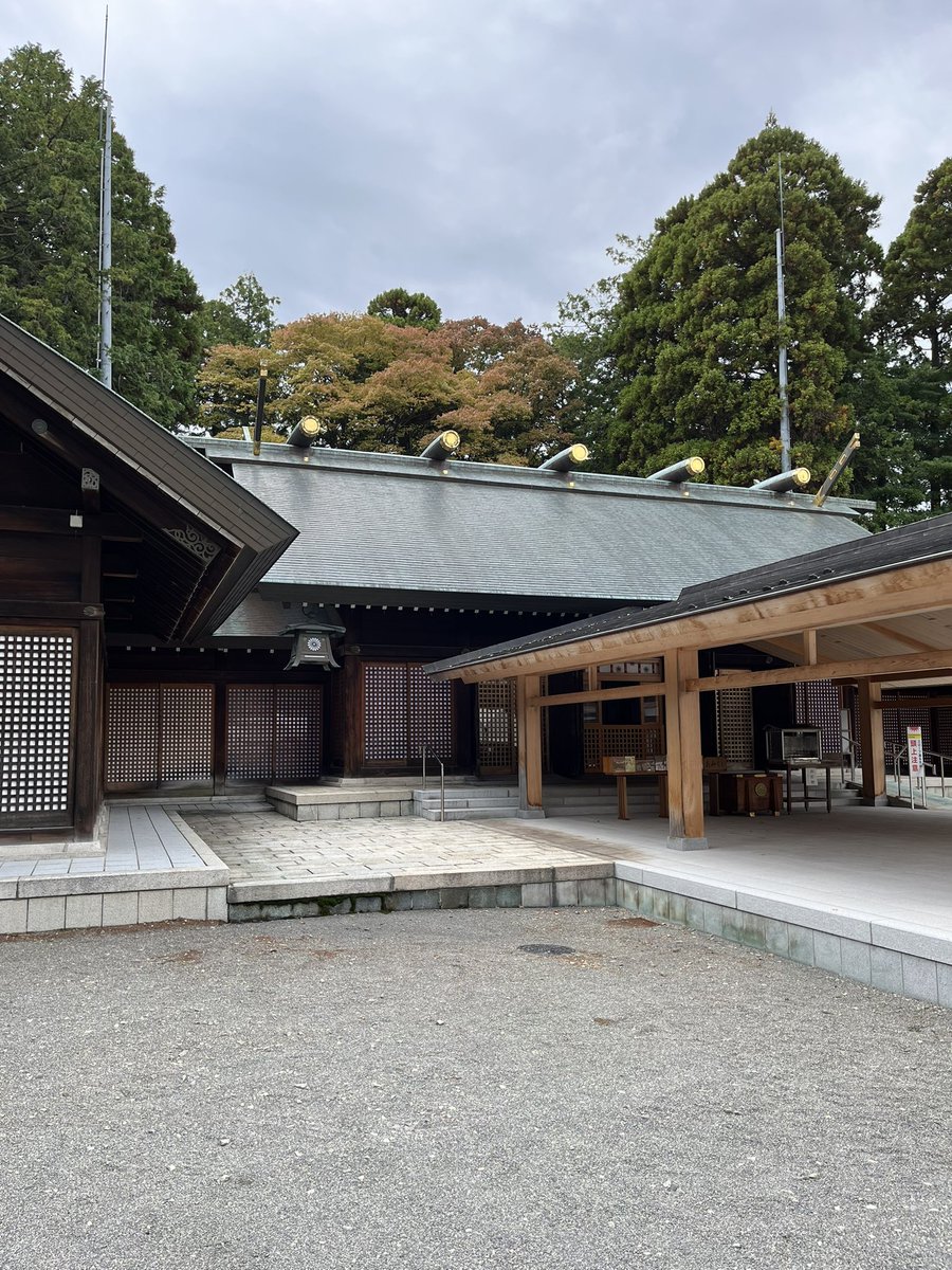 abu_carp3's tweet photo. 石川県 金沢市 石川護国神社‼️

入り口にめっちゃデカい鳥居⛩️ 

イベントなのか通常なのかテントがズラリ https://t.co/qwzcsluTLp