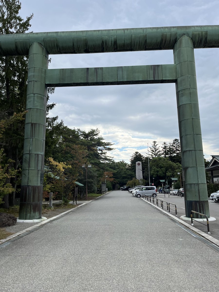 abu_carp3's tweet photo. 石川県 金沢市 石川護国神社‼️

入り口にめっちゃデカい鳥居⛩️ 

イベントなのか通常なのかテントがズラリ https://t.co/qwzcsluTLp
