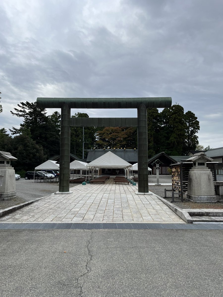 abu_carp3's tweet photo. 石川県 金沢市 石川護国神社‼️

入り口にめっちゃデカい鳥居⛩️ 

イベントなのか通常なのかテントがズラリ https://t.co/qwzcsluTLp