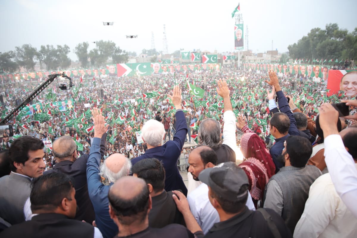 Dr_FirdousAwan's tweet photo. خانیوال کی عوام نے آج تمام ریکارڈ توڑ دیے ہیں. ایک مستحکم پاکستان کے سفر میں ان کی بھرپور شمولیت نے ہمارے حوصلے مزید بلند کر دیے ہیں. https://t.co/re7EIYf3Mf