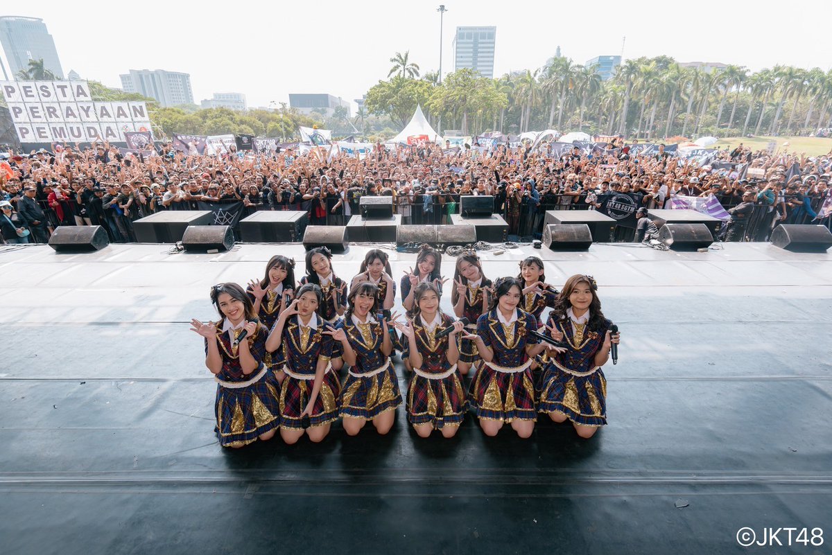 officialJKT48's tweet photo. Terima kasih semua yang sudah menyaksikan JKT48 di acara Pesta Perayaan Pemuda. Selamat hari Sumpah Pemuda! https://t.co/UF74P4hkAr